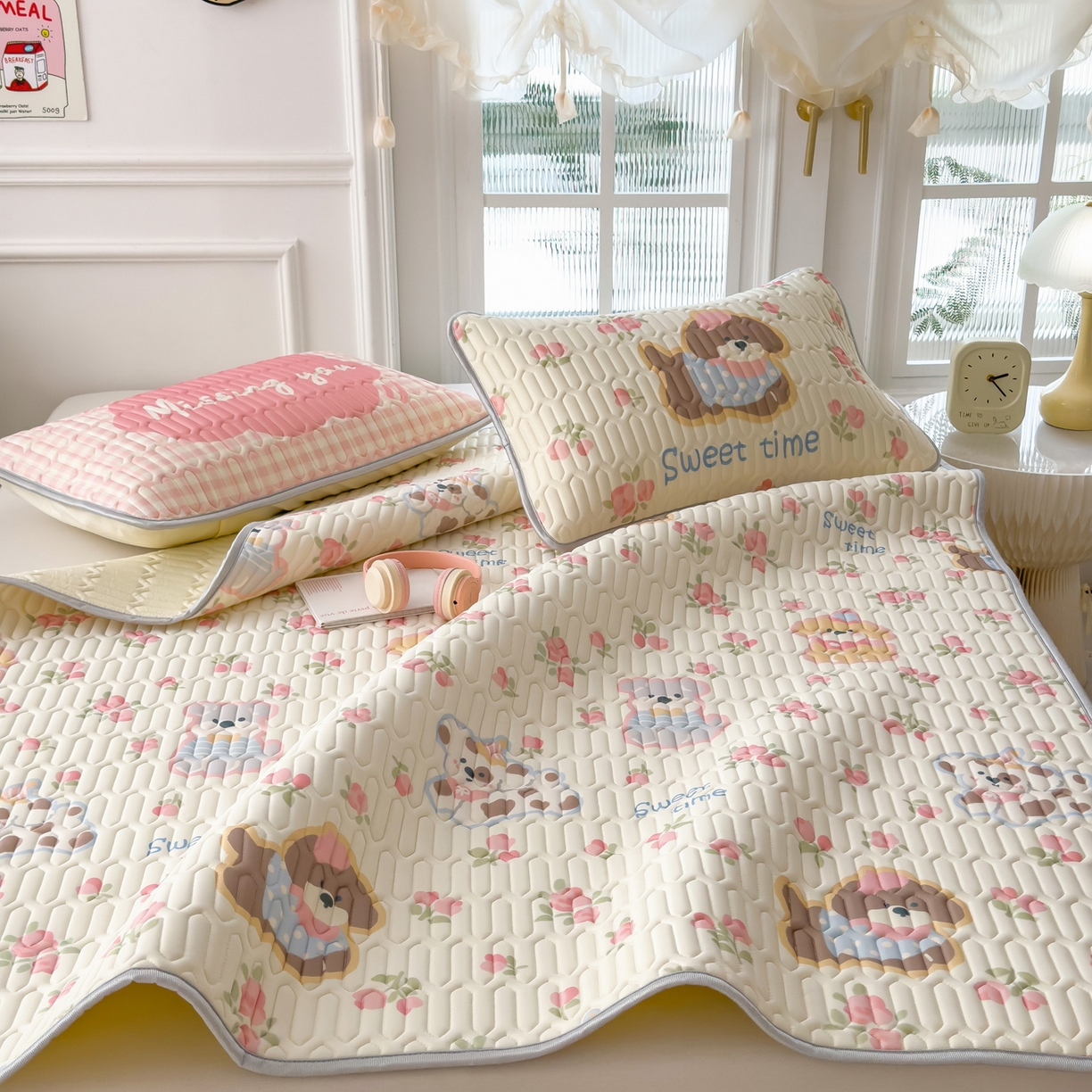 91家纺网 家纺一手货源 找家纺 摩妮卡 2026新款数码大版小清新乳胶凉席床席款三件套-场景二 萌犬花海