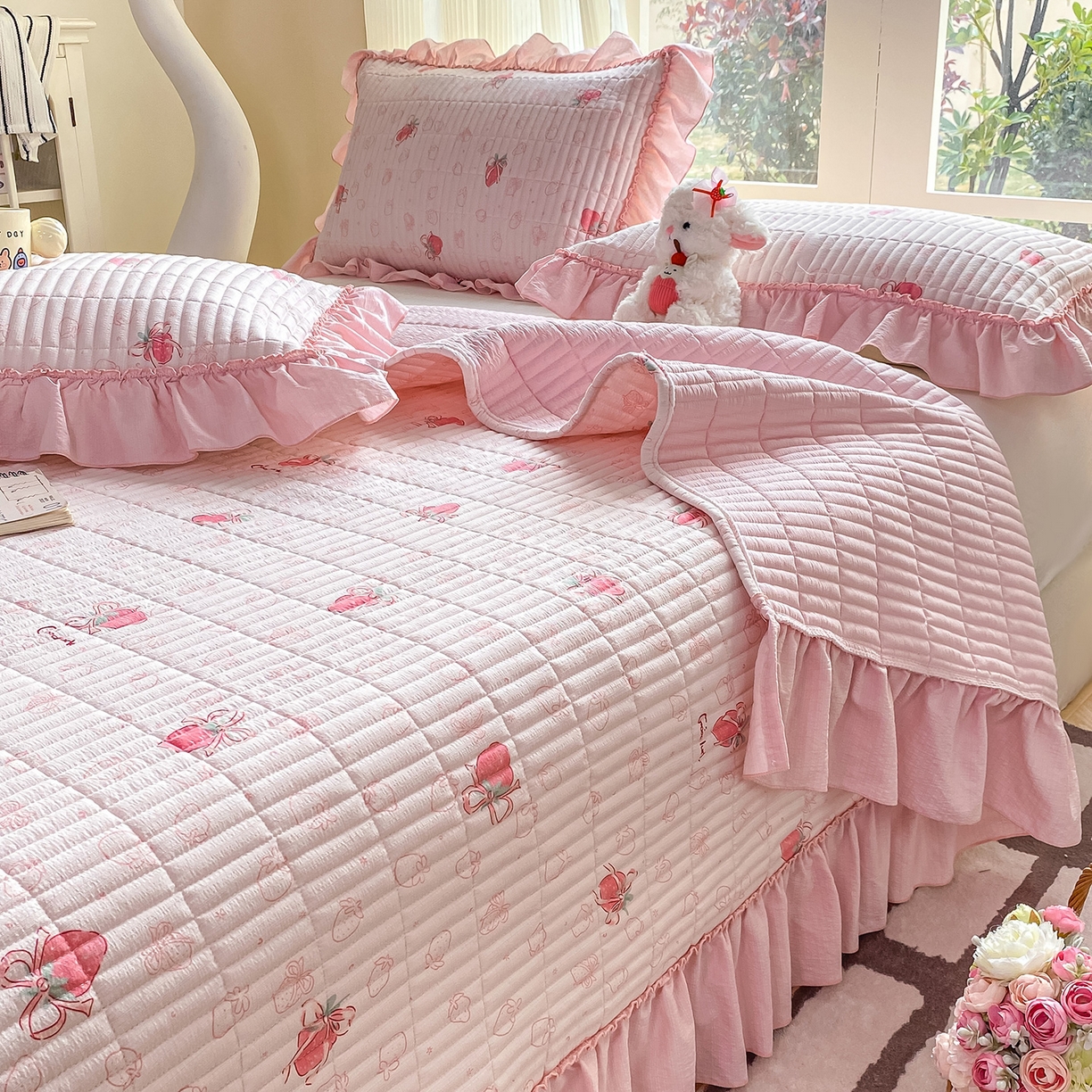 91家纺网 家纺一手货源 找家纺 眠势力 2026新款云感皱皱纱床盖四件套 花漾草莓