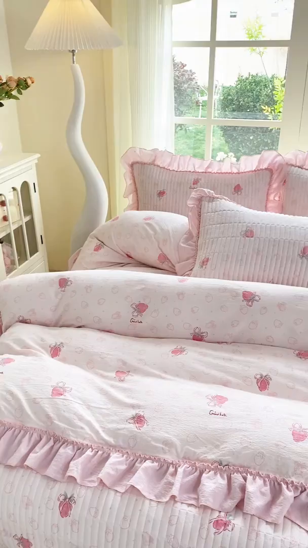 91家纺网 家纺一手货源 找家纺 眠势力 2026新款云感皱皱纱床盖四件套 花漾草莓