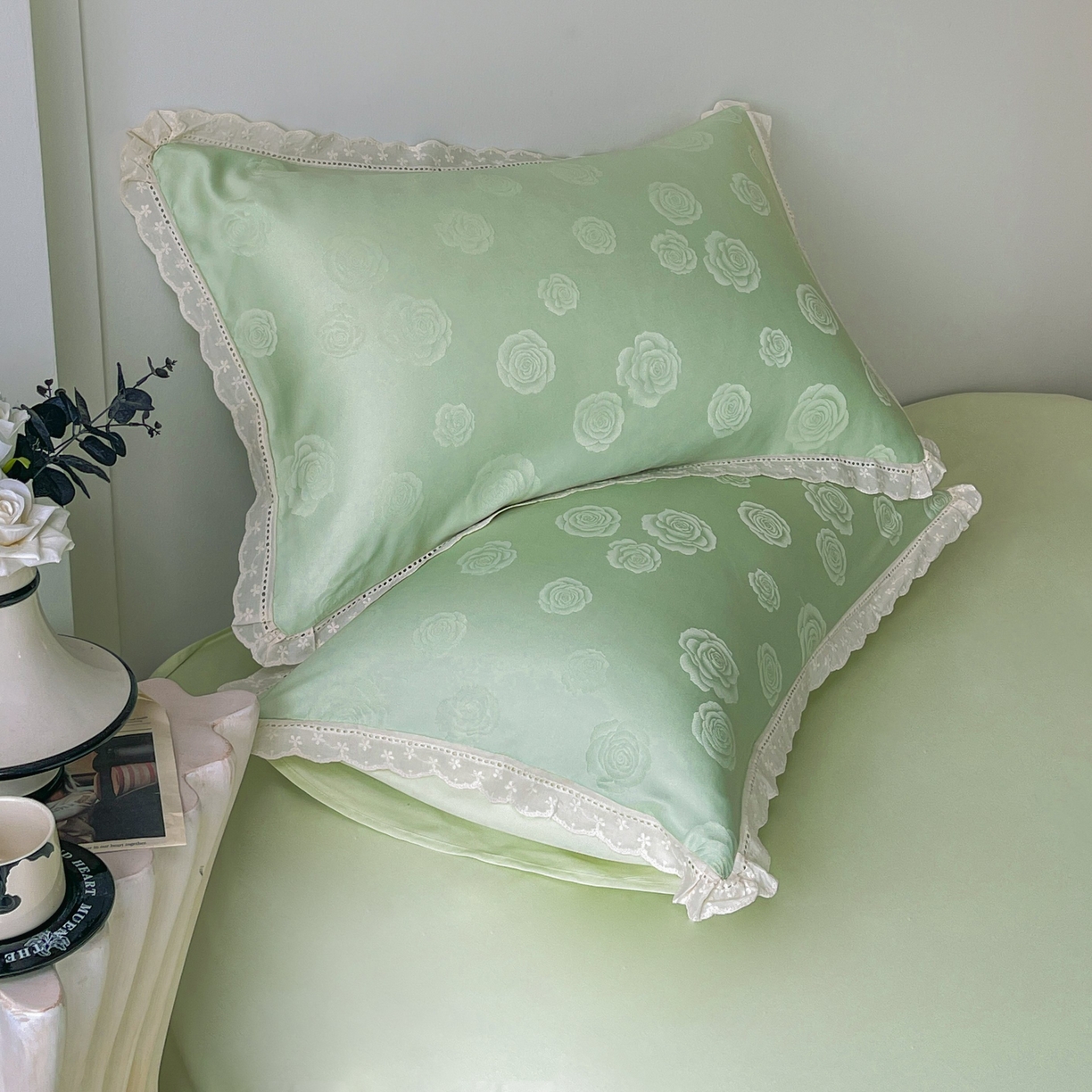 91家纺网 家纺一手货源 找家纺 大麦乐田 2026春夏新款贡缎提花花边双拼四件套 玫瑰 奶油绿