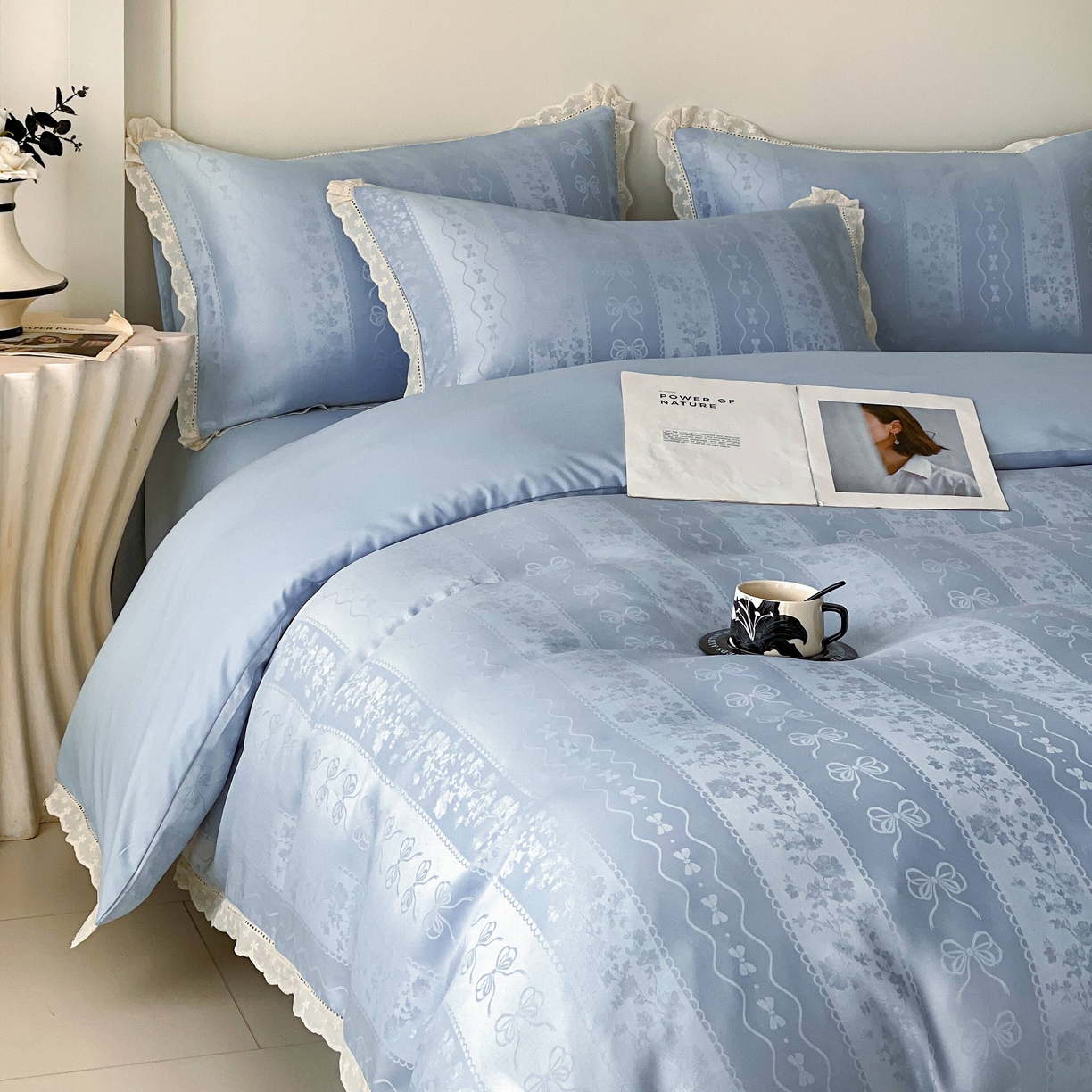 91家纺网 家纺一手货源 找家纺 大麦乐田 2026春夏新款贡缎提花花边双拼四件套 恬梦 山水兰