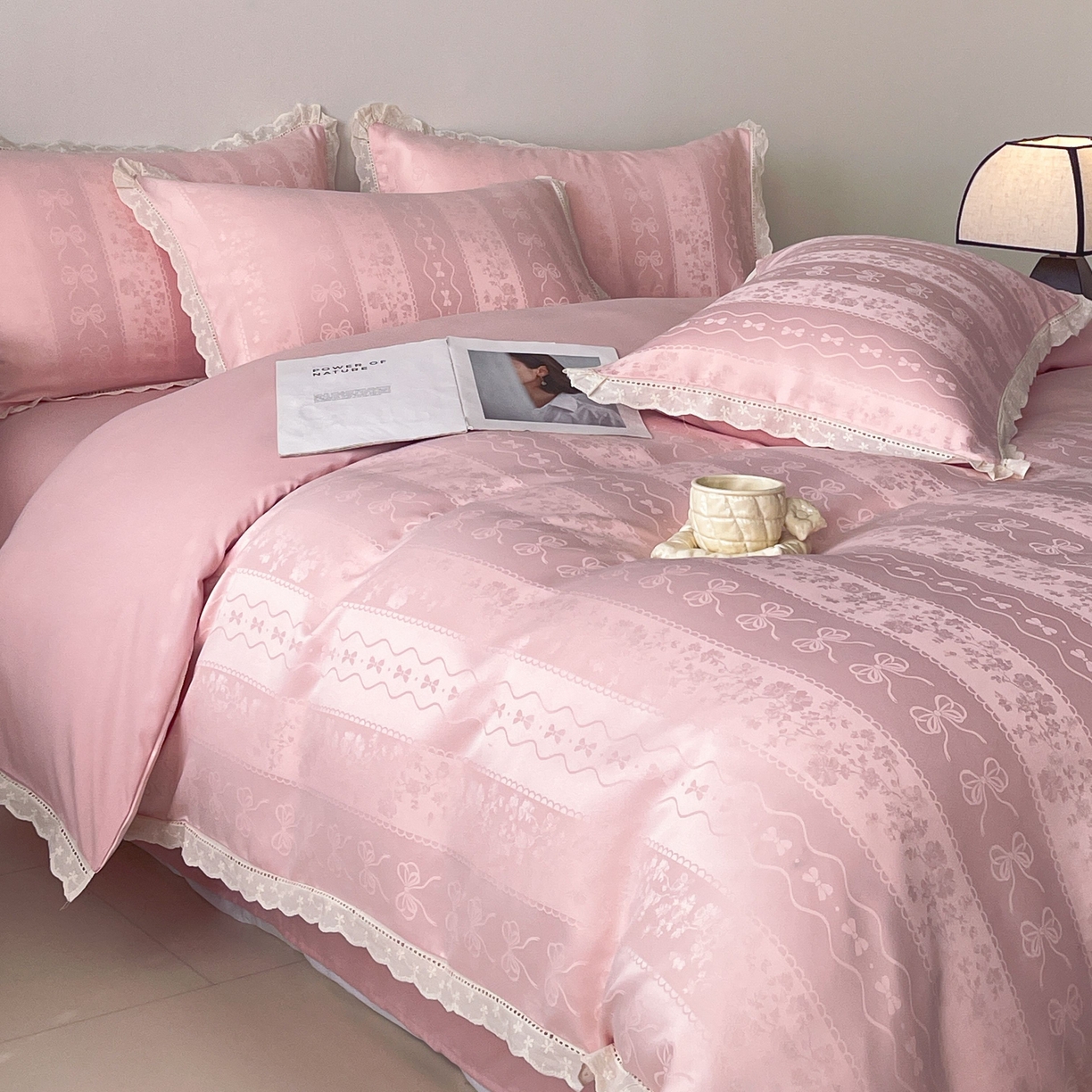 91家纺网 家纺一手货源 找家纺 大麦乐田 2026春夏新款贡缎提花花边双拼四件套 恬梦 香粉玉  