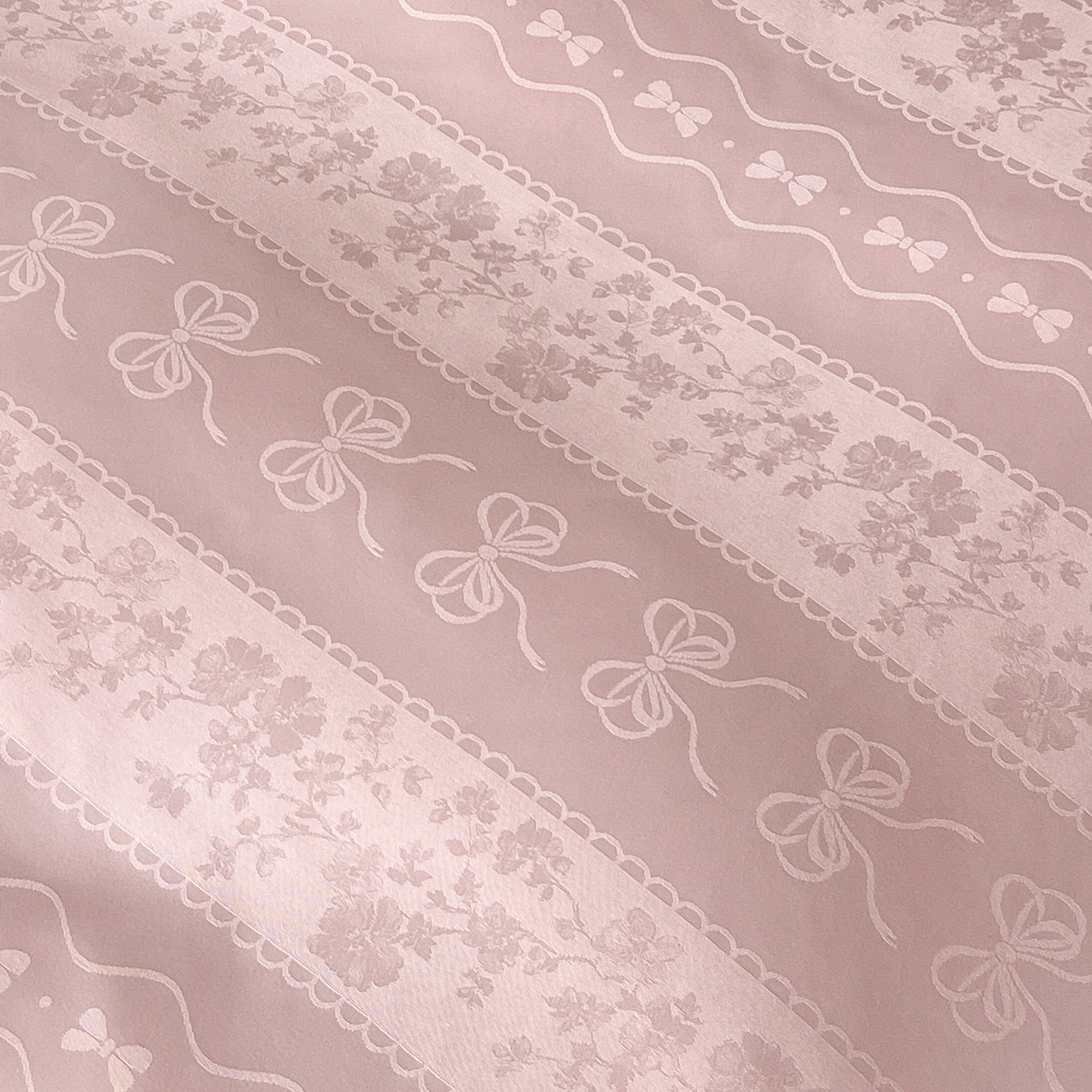 91家纺网 家纺一手货源 找家纺 大麦乐田 2026春夏新款贡缎提花花边双拼四件套 恬梦 香粉玉  