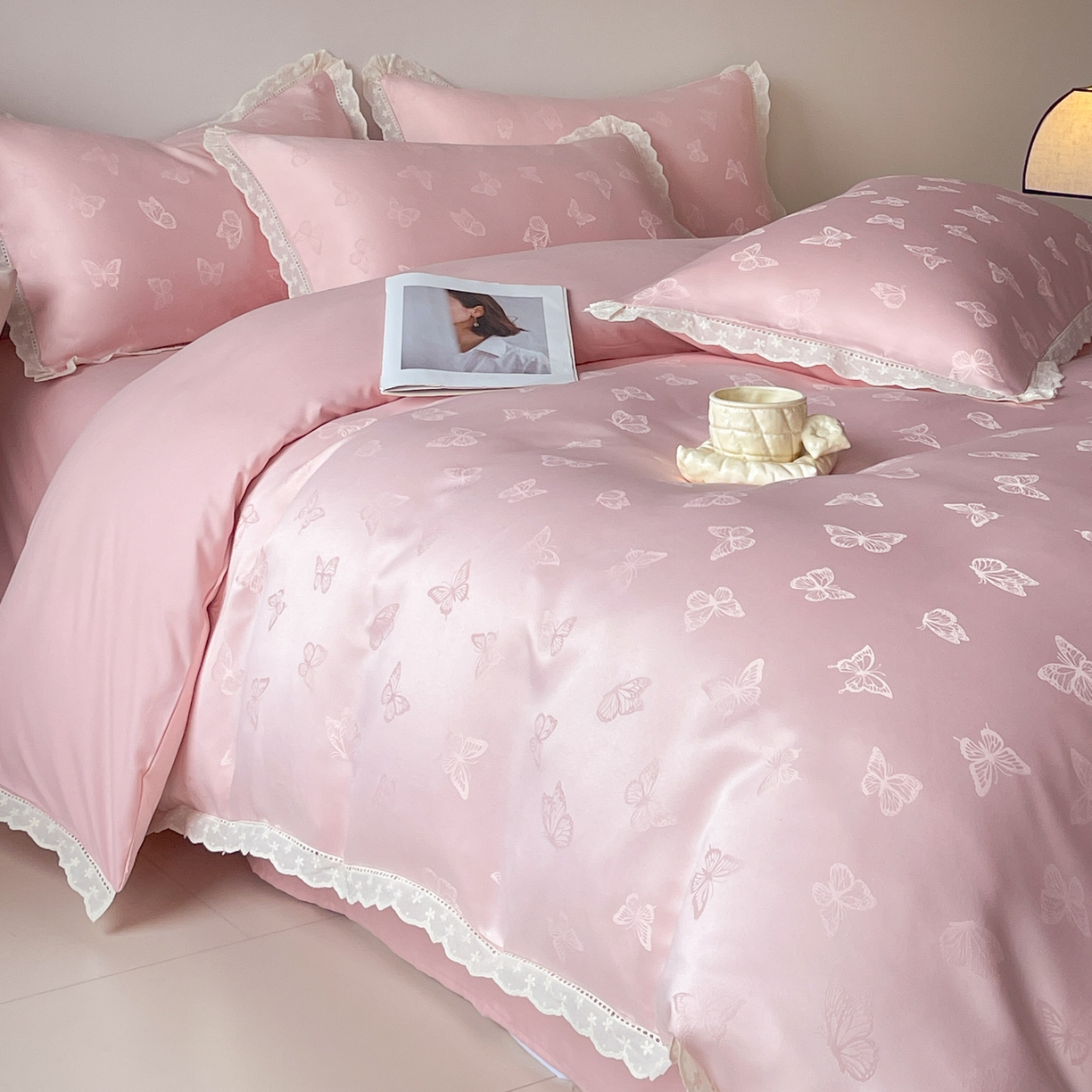 91家纺网 家纺一手货源 找家纺 大麦乐田 2026春夏新款贡缎提花花边双拼四件套 蝴蝶 香粉玉