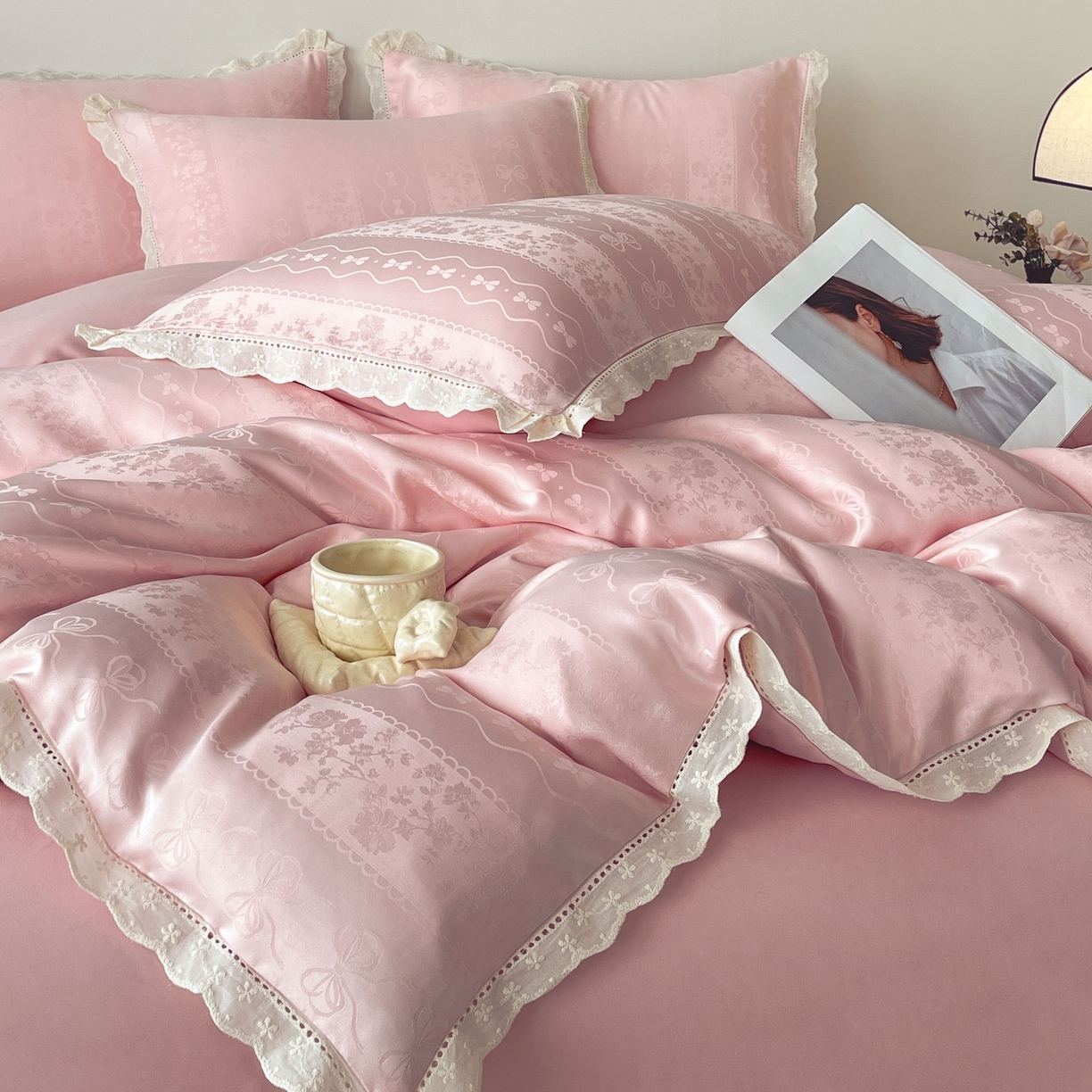 91家纺网 家纺一手货源 找家纺 大麦乐田 2026春夏新款贡缎提花花边双拼四件套 恬梦 香粉玉  