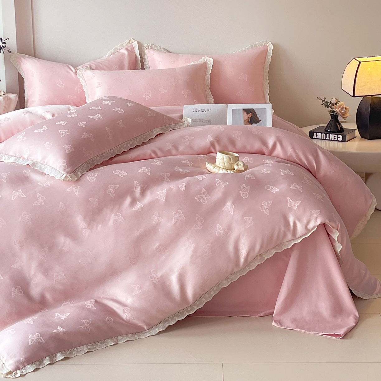 91家纺网 家纺一手货源 找家纺 大麦乐田 2026春夏新款贡缎提花花边双拼四件套 蝴蝶 香粉玉