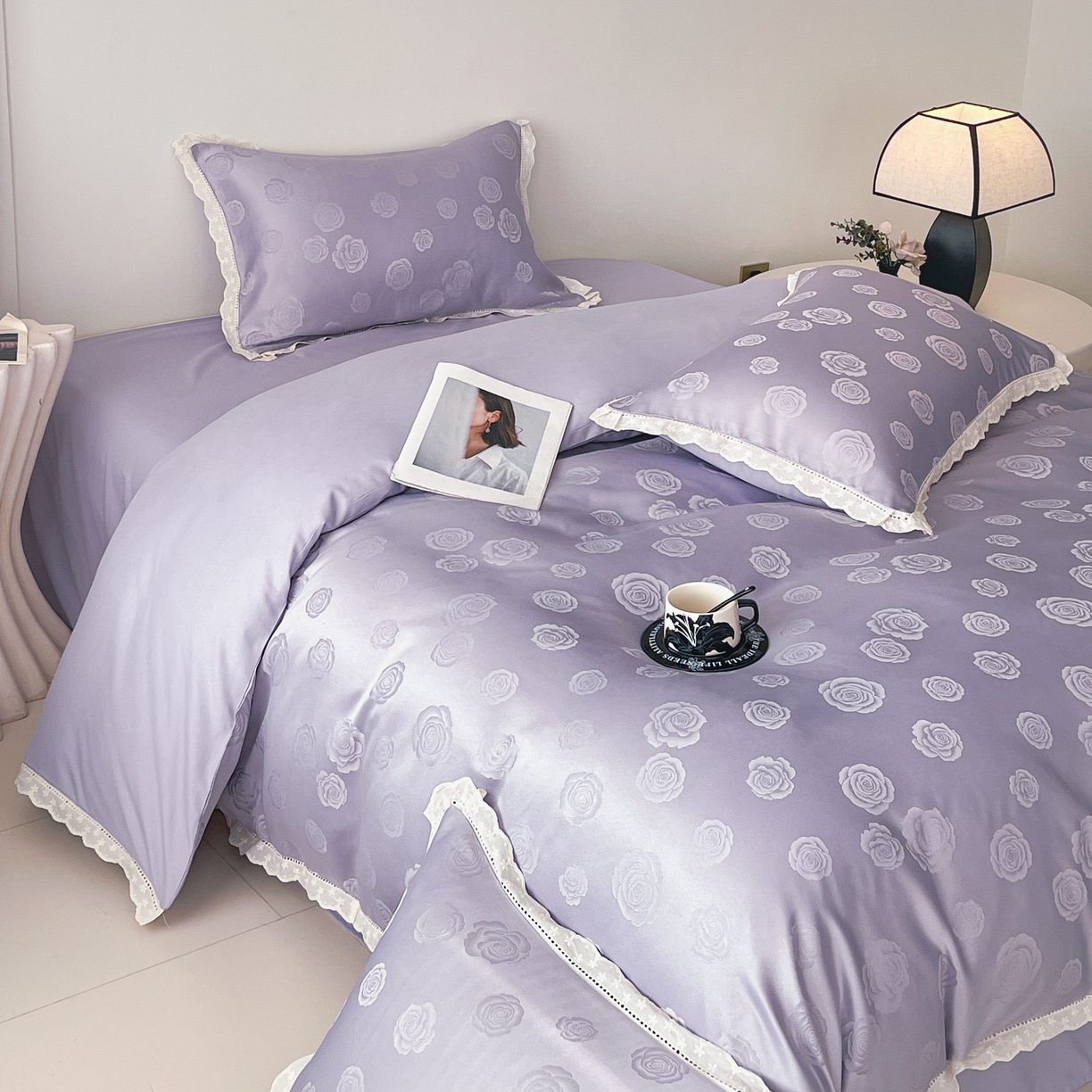 91家纺网 家纺一手货源 找家纺 大麦乐田 2026春夏新款贡缎提花花边双拼四件套 玫瑰 初恋紫