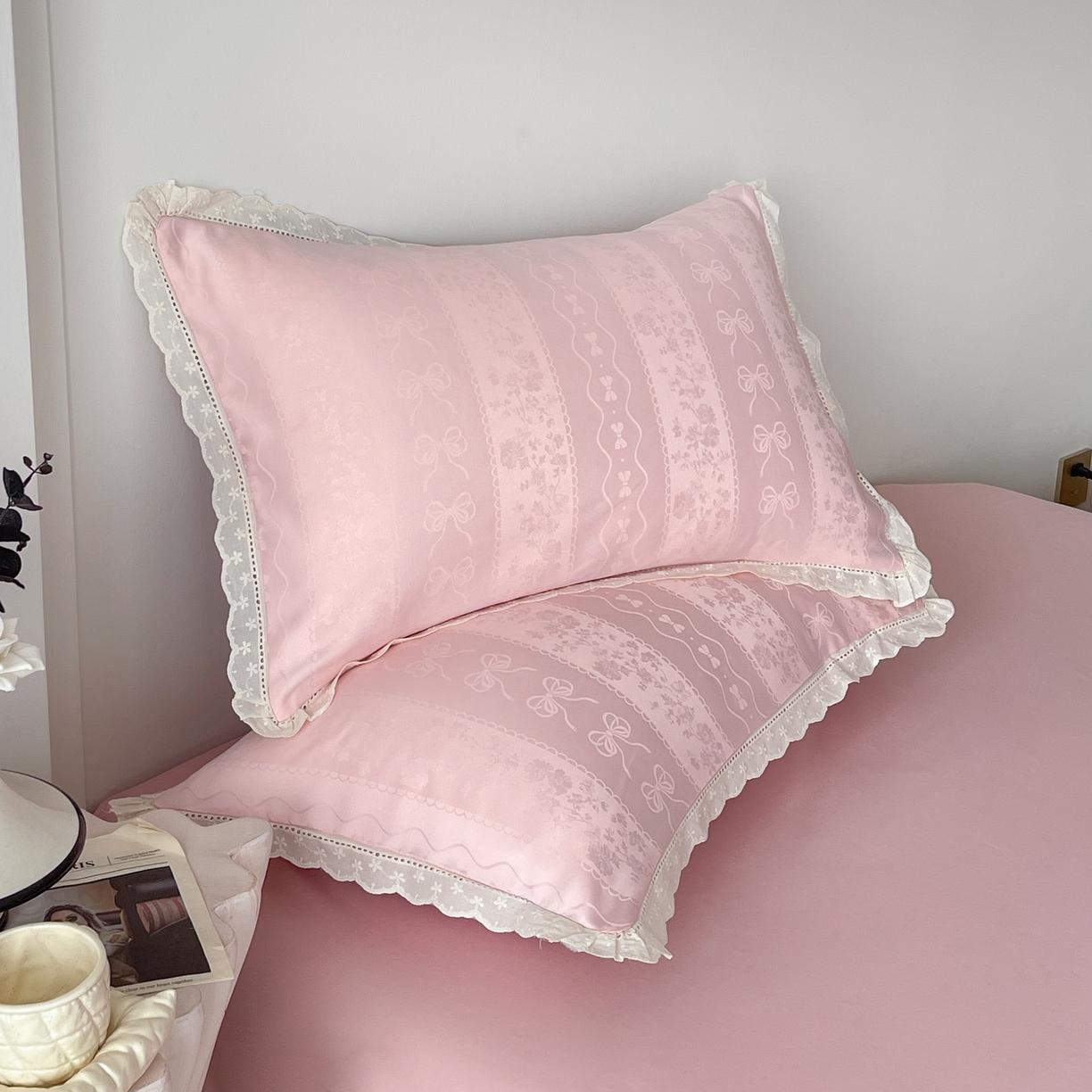 91家纺网 家纺一手货源 找家纺 大麦乐田 2026春夏新款贡缎提花花边双拼四件套 恬梦 香粉玉  