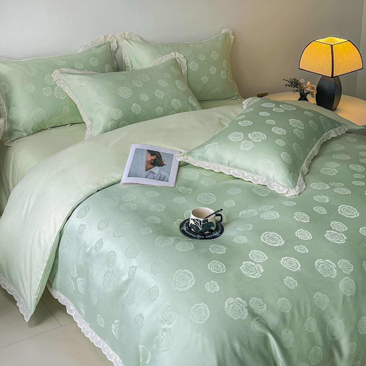 91家纺网 家纺一手货源 找家纺 大麦乐田 2026春夏新款贡缎提花花边双拼四件套 玫瑰 奶油绿