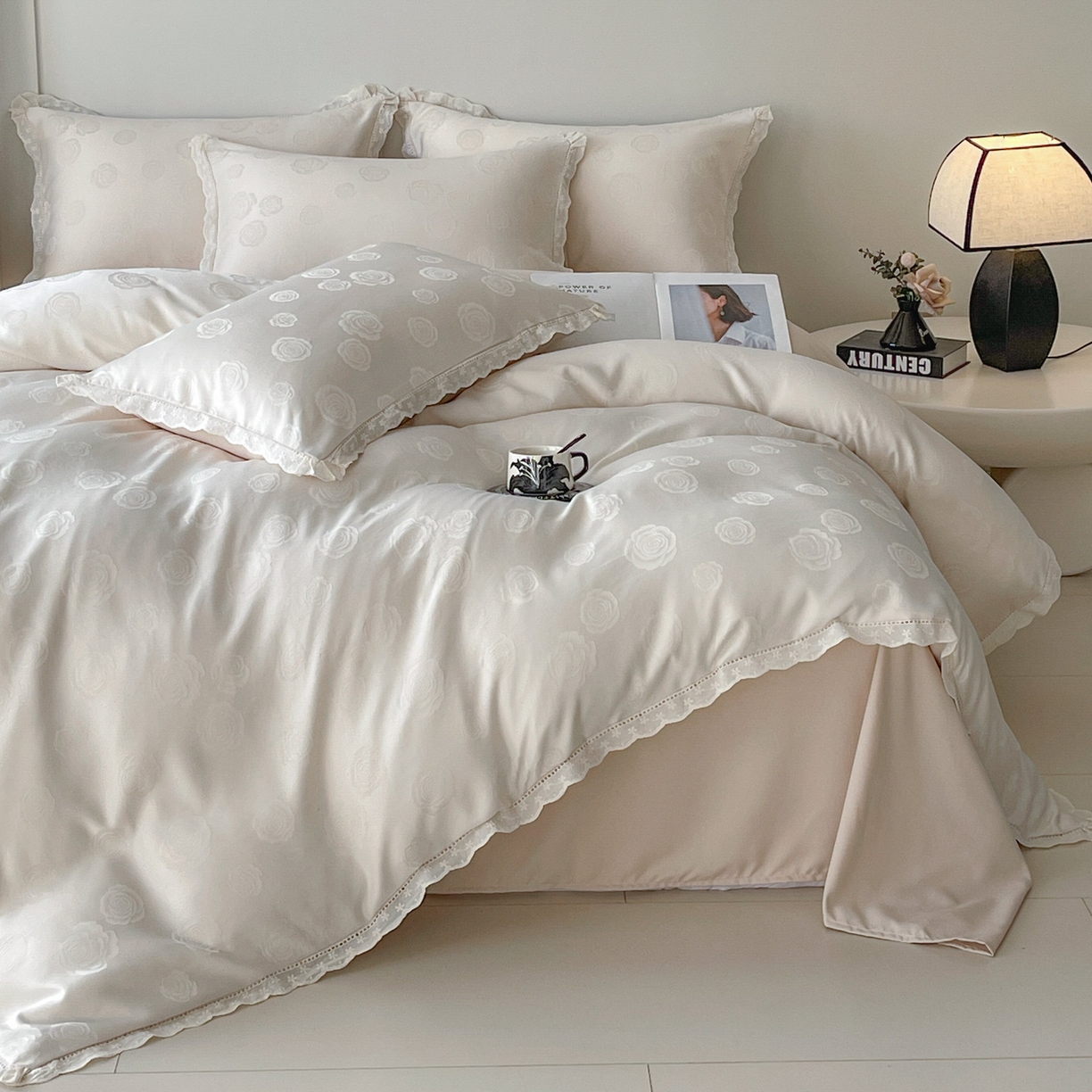 91家纺网 家纺一手货源 找家纺 大麦乐田 2026春夏新款贡缎提花花边双拼四件套 玫瑰 奶白米