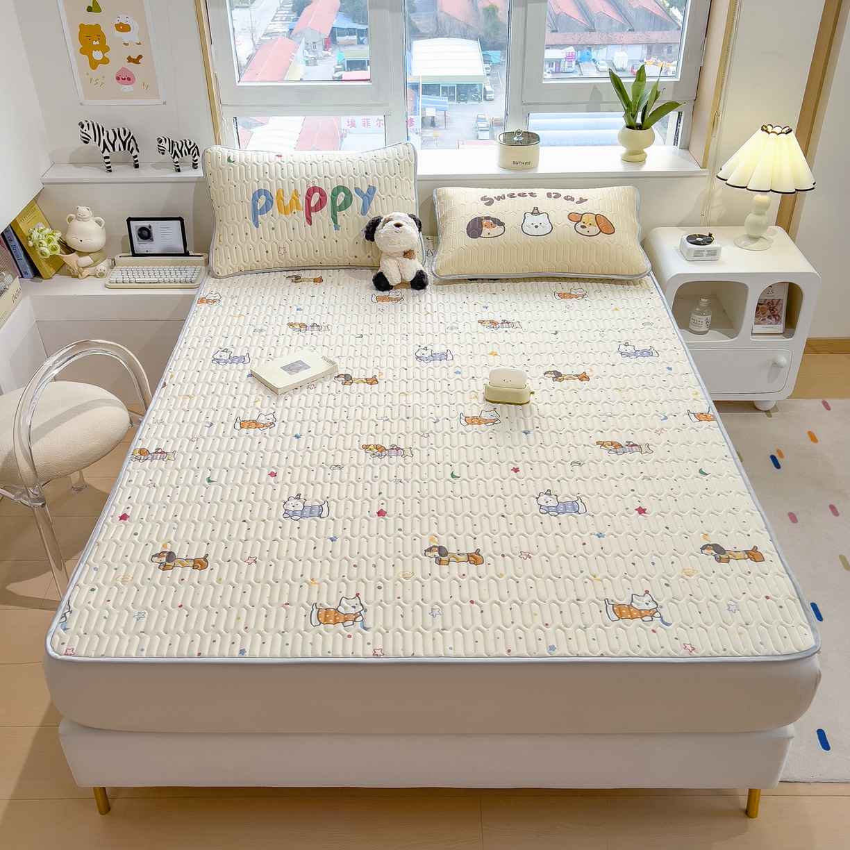 91家纺网 家纺一手货源 找家纺 摩妮卡 2026新款数码大版小清新乳胶凉席床席款三件套-场景二 萌犬趣乐园