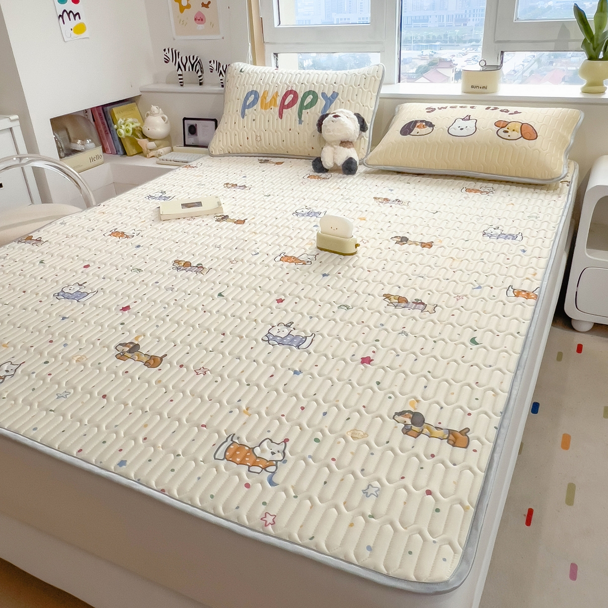 91家纺网 家纺一手货源 找家纺 摩妮卡 2026新款数码大版小清新乳胶凉席床席款三件套-场景二 萌犬趣乐园