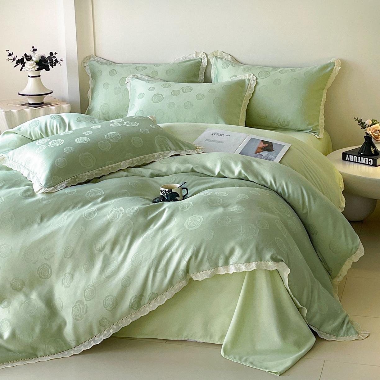 91家纺网 家纺一手货源 找家纺 大麦乐田 2026春夏新款贡缎提花花边双拼四件套 玫瑰 奶油绿