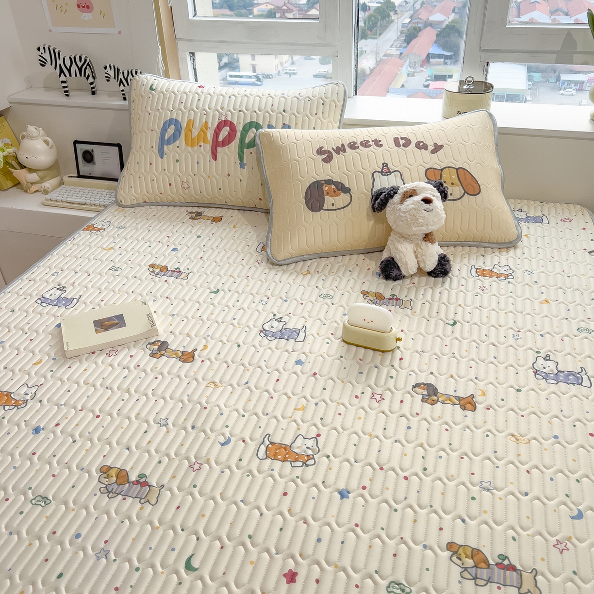 91家纺网 家纺一手货源 找家纺 摩妮卡 2026新款数码大版小清新乳胶凉席床席款三件套-场景二 萌犬趣乐园