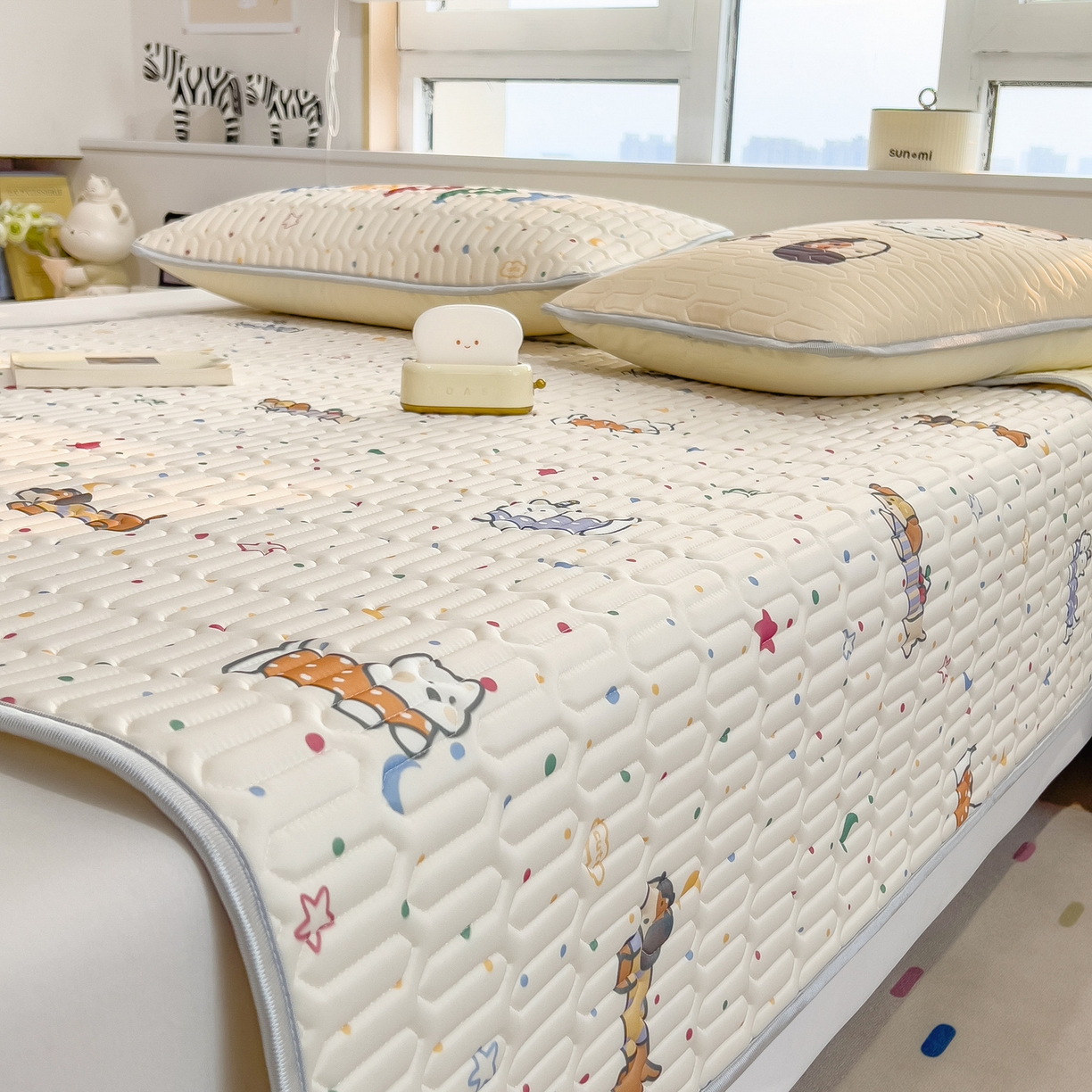 91家纺网 家纺一手货源 找家纺 摩妮卡 2026新款数码大版小清新乳胶凉席床席款三件套-场景二 萌犬趣乐园