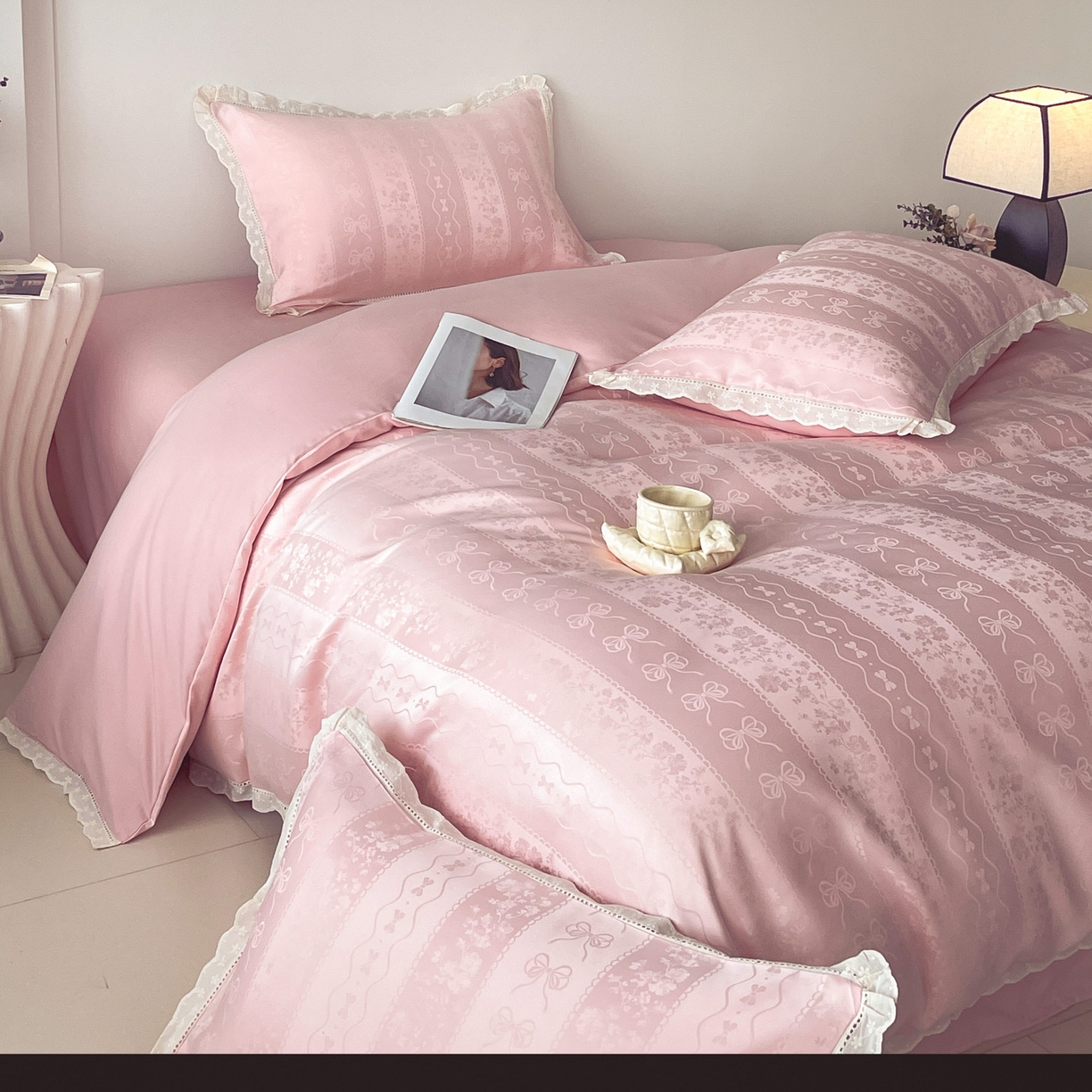 91家纺网 家纺一手货源 找家纺 大麦乐田 2026春夏新款贡缎提花花边双拼四件套 恬梦 香粉玉  