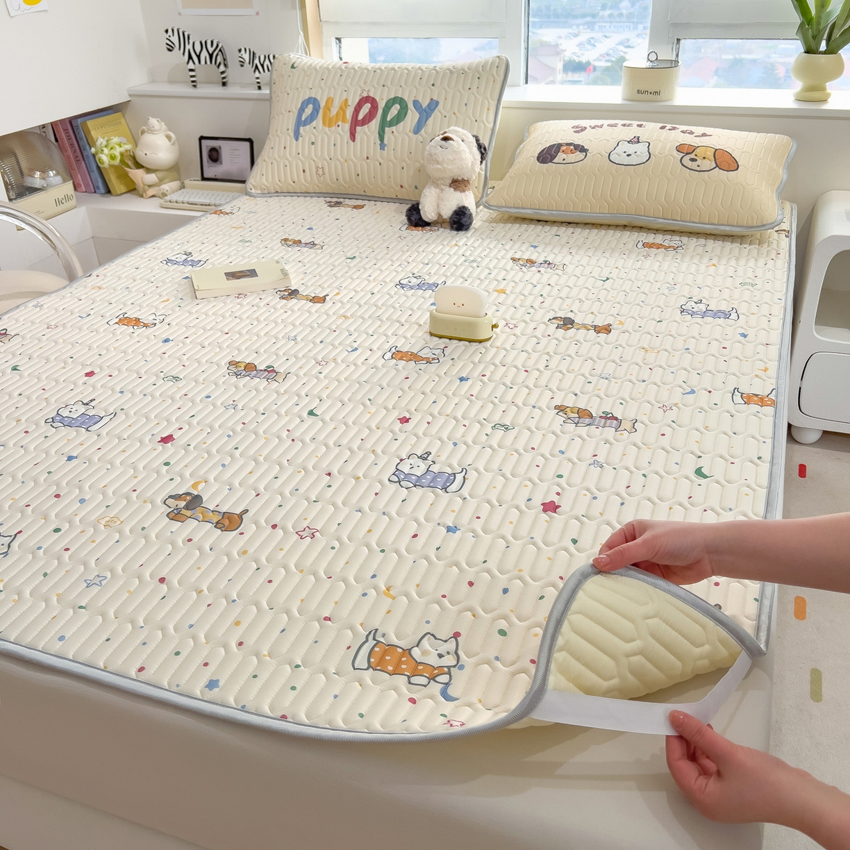 91家纺网 家纺一手货源 找家纺 摩妮卡 2026新款数码大版小清新乳胶凉席床席款三件套-场景二 萌犬趣乐园