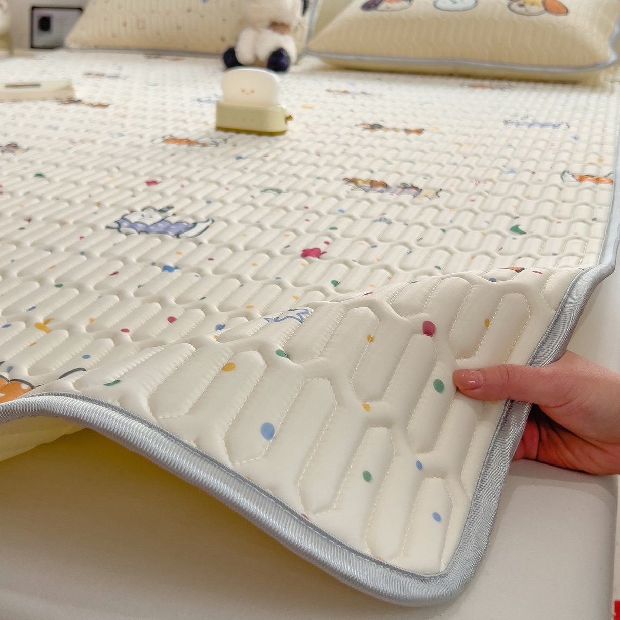 91家纺网 家纺一手货源 找家纺 摩妮卡 2026新款数码大版小清新乳胶凉席床席款三件套-场景二 萌犬趣乐园