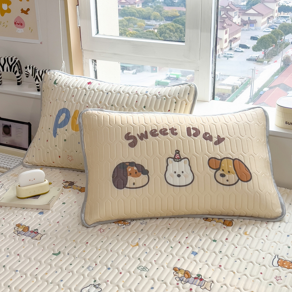 91家纺网 家纺一手货源 找家纺 摩妮卡 2026新款数码大版小清新乳胶凉席床席款三件套-场景二 萌犬趣乐园