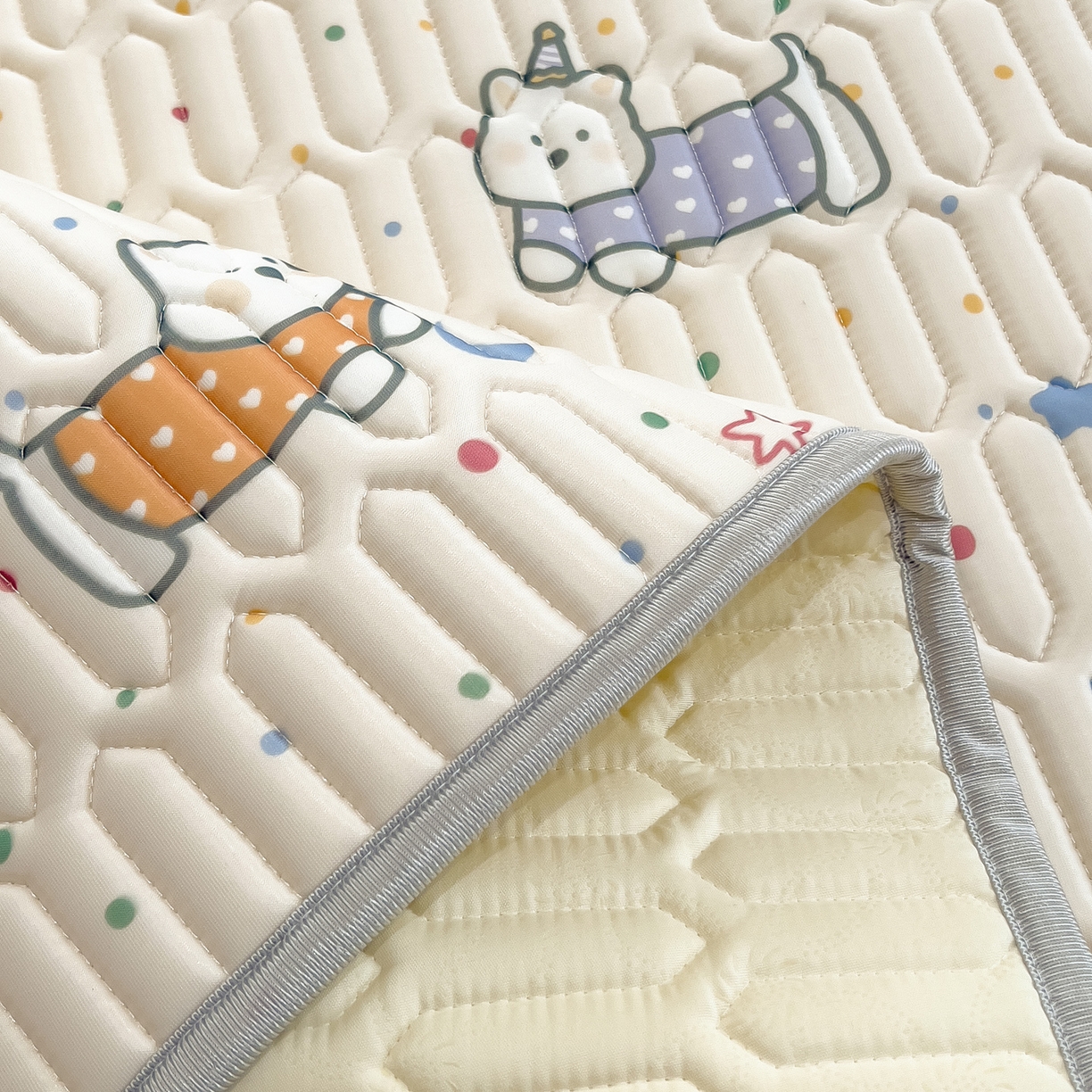 91家纺网 家纺一手货源 找家纺 摩妮卡 2026新款数码大版小清新乳胶凉席床席款三件套-场景二 萌犬趣乐园