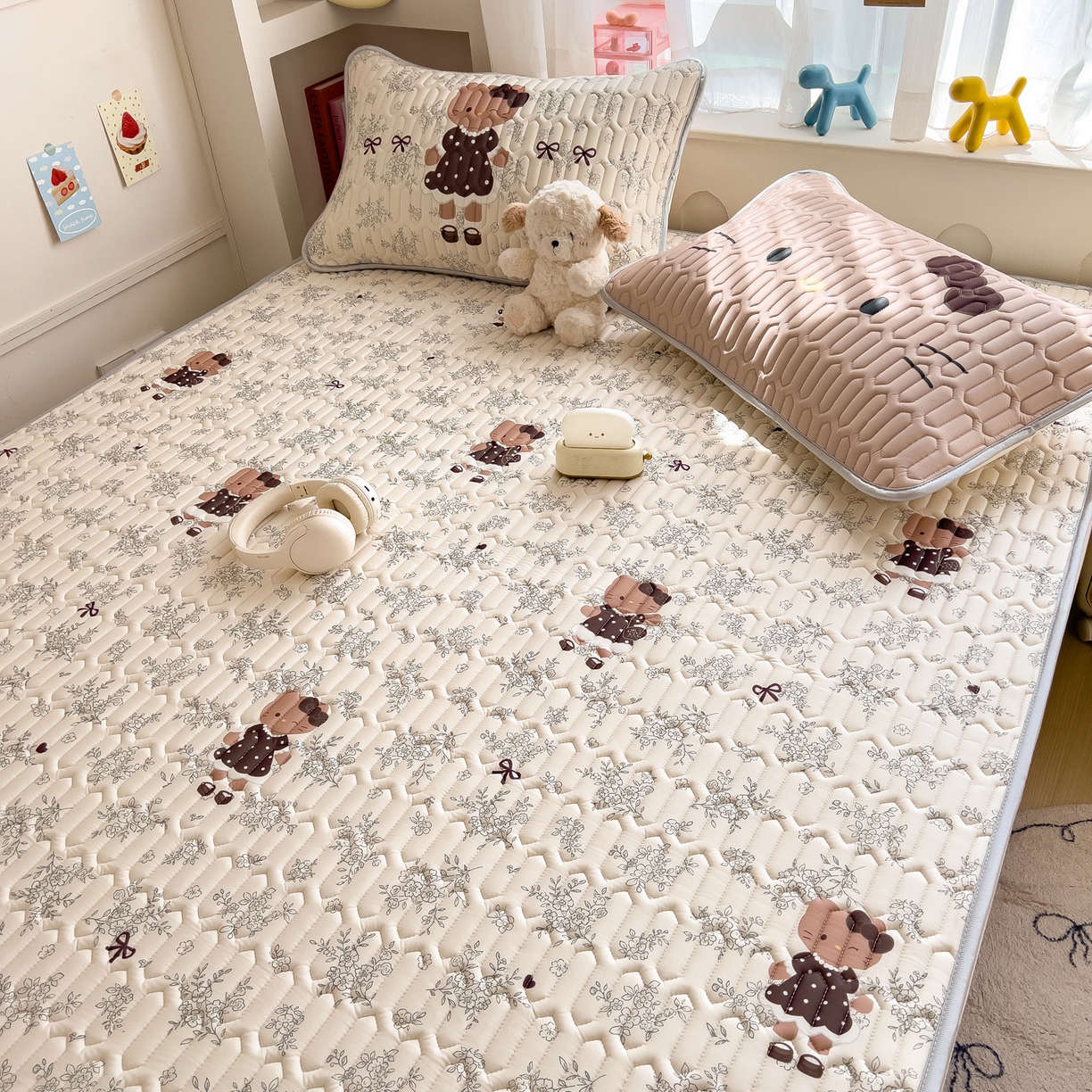 91家纺网 家纺一手货源 找家纺 摩妮卡 2026新款数码大版小清新乳胶凉席床席款三件套-场景二 拍照小场地