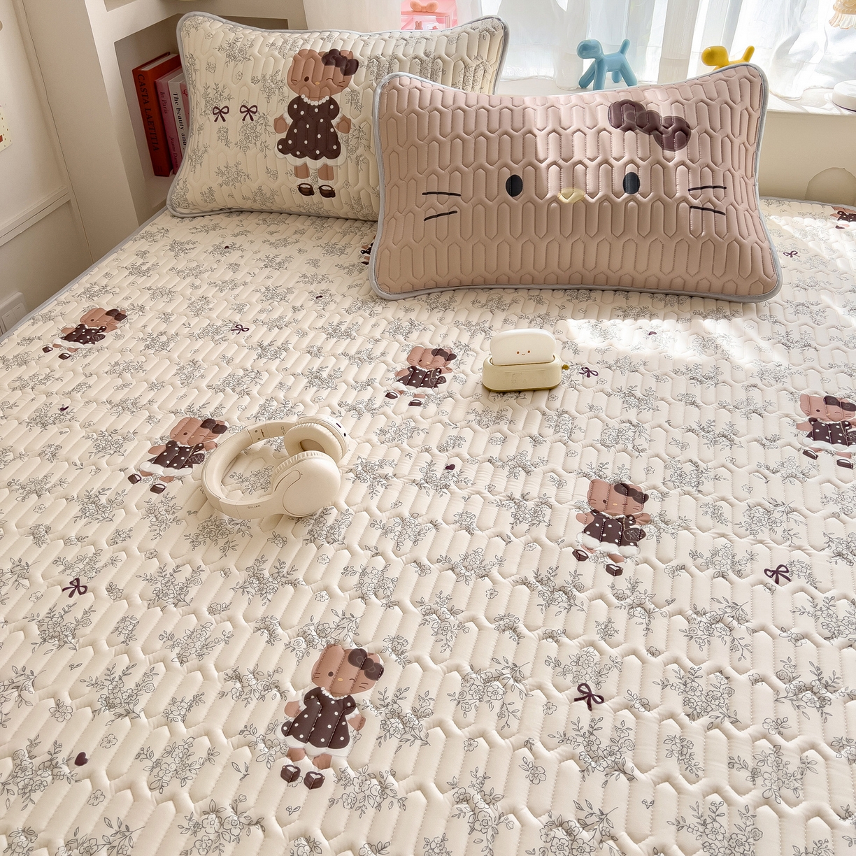 91家纺网 家纺一手货源 找家纺 摩妮卡 2026新款数码大版小清新乳胶凉席床席款三件套-场景二 拍照小场地