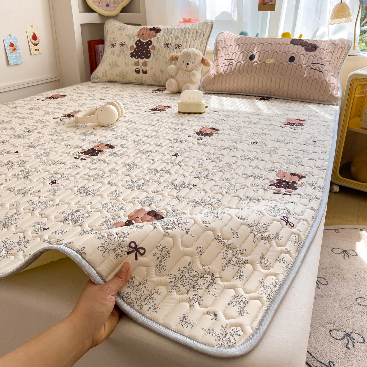 91家纺网 家纺一手货源 找家纺 摩妮卡 2026新款数码大版小清新乳胶凉席床席款三件套-场景二 拍照小场地