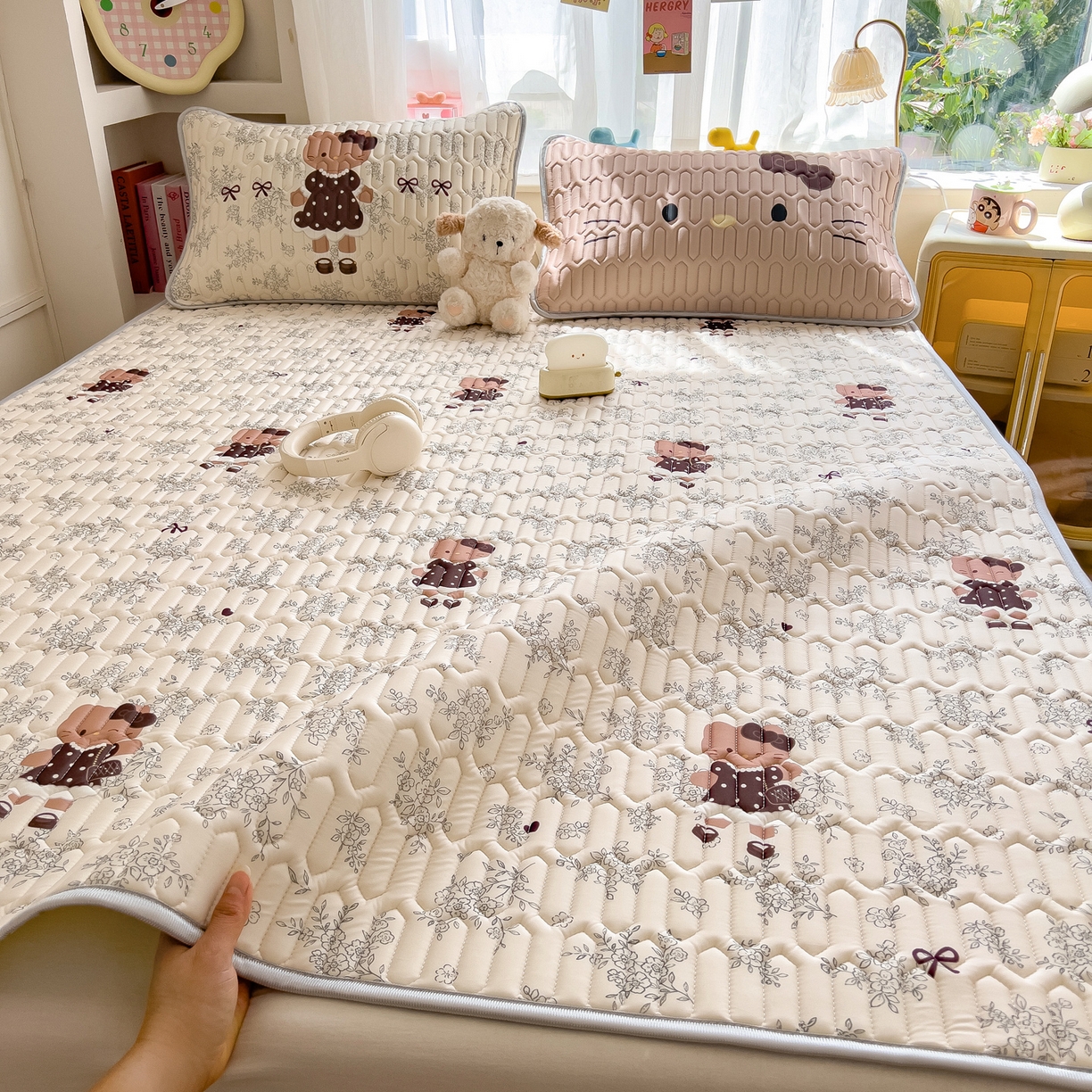 91家纺网 家纺一手货源 找家纺 摩妮卡 2026新款数码大版小清新乳胶凉席床席款三件套-场景二 拍照小场地