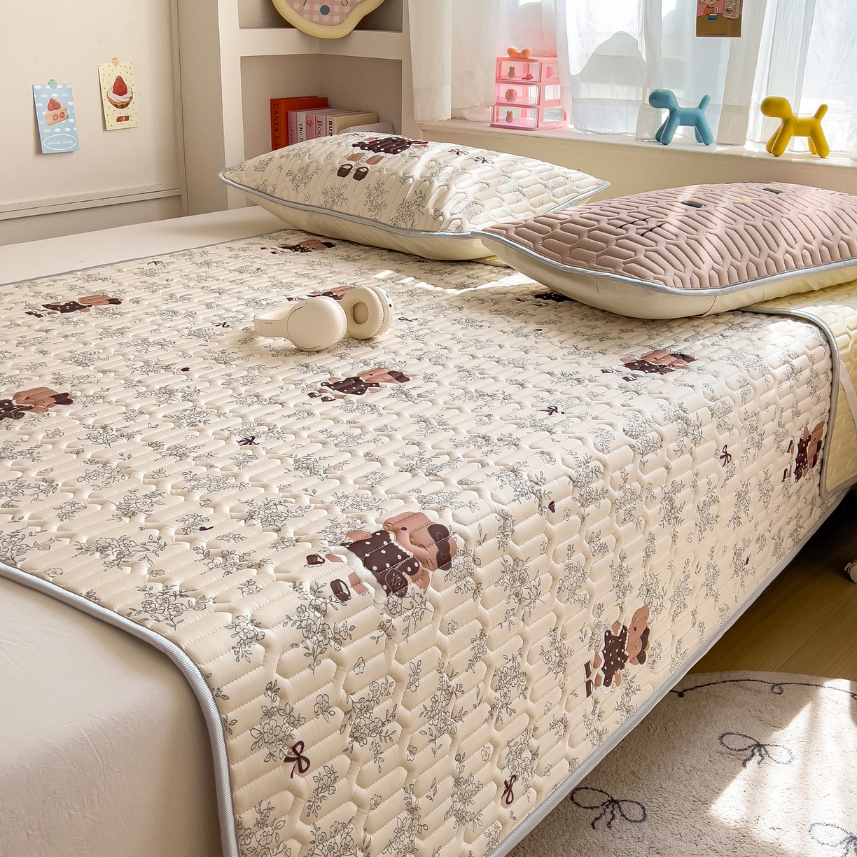 91家纺网 家纺一手货源 找家纺 摩妮卡 2026新款数码大版小清新乳胶凉席床席款三件套-场景二 拍照小场地