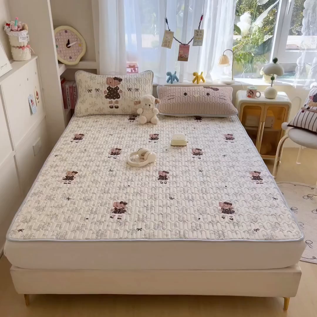91家纺网 家纺一手货源 找家纺 摩妮卡 2026新款数码大版小清新乳胶凉席床席款三件套-场景二 拍照小场地