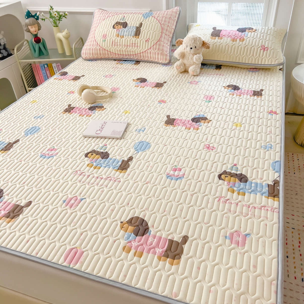 91家纺网 家纺一手货源 找家纺 摩妮卡 2026新款数码大版小清新乳胶凉席床席款三件套-场景二 俏皮汪星人