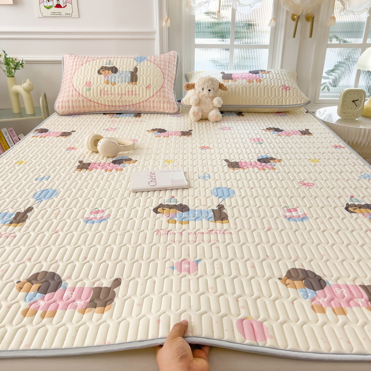 91家纺网 家纺一手货源 找家纺 摩妮卡 2026新款数码大版小清新乳胶凉席床席款三件套-场景二 俏皮汪星人