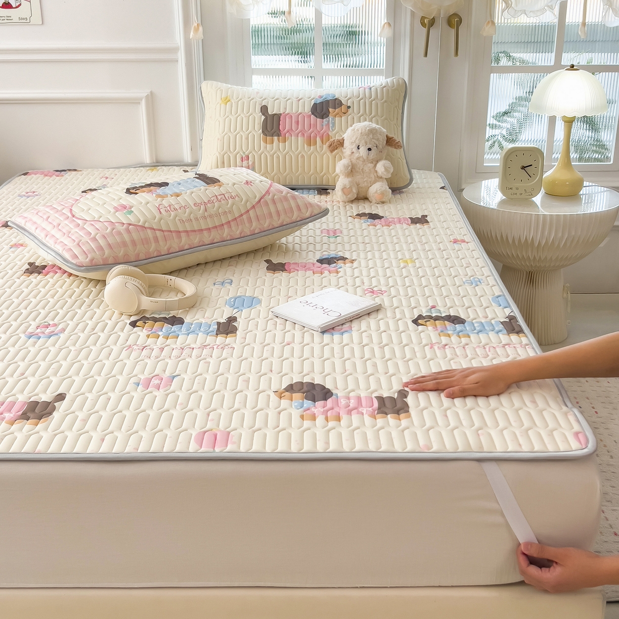 91家纺网 家纺一手货源 找家纺 摩妮卡 2026新款数码大版小清新乳胶凉席床席款三件套-场景二 俏皮汪星人