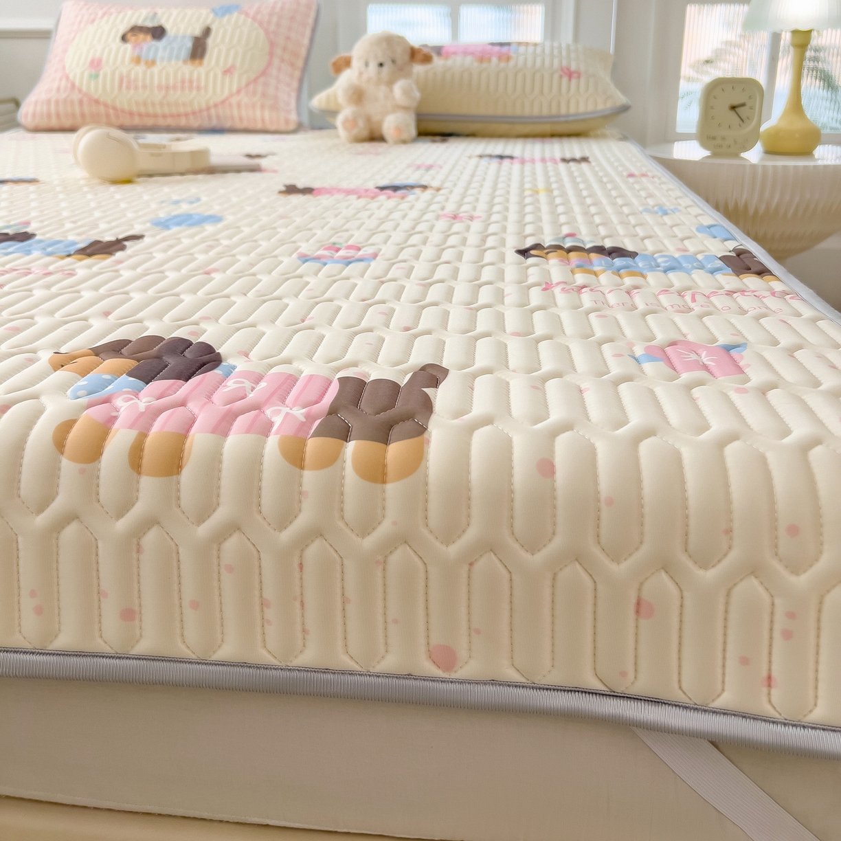 91家纺网 家纺一手货源 找家纺 摩妮卡 2026新款数码大版小清新乳胶凉席床席款三件套-场景二 俏皮汪星人