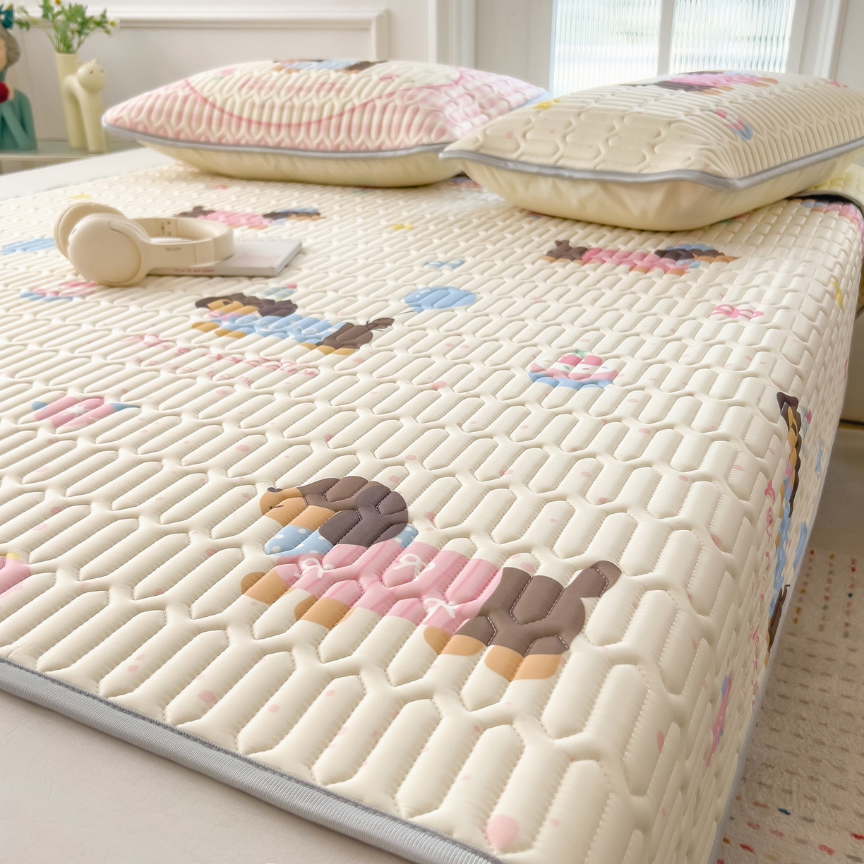 91家纺网 家纺一手货源 找家纺 摩妮卡 2026新款数码大版小清新乳胶凉席床席款三件套-场景二 俏皮汪星人