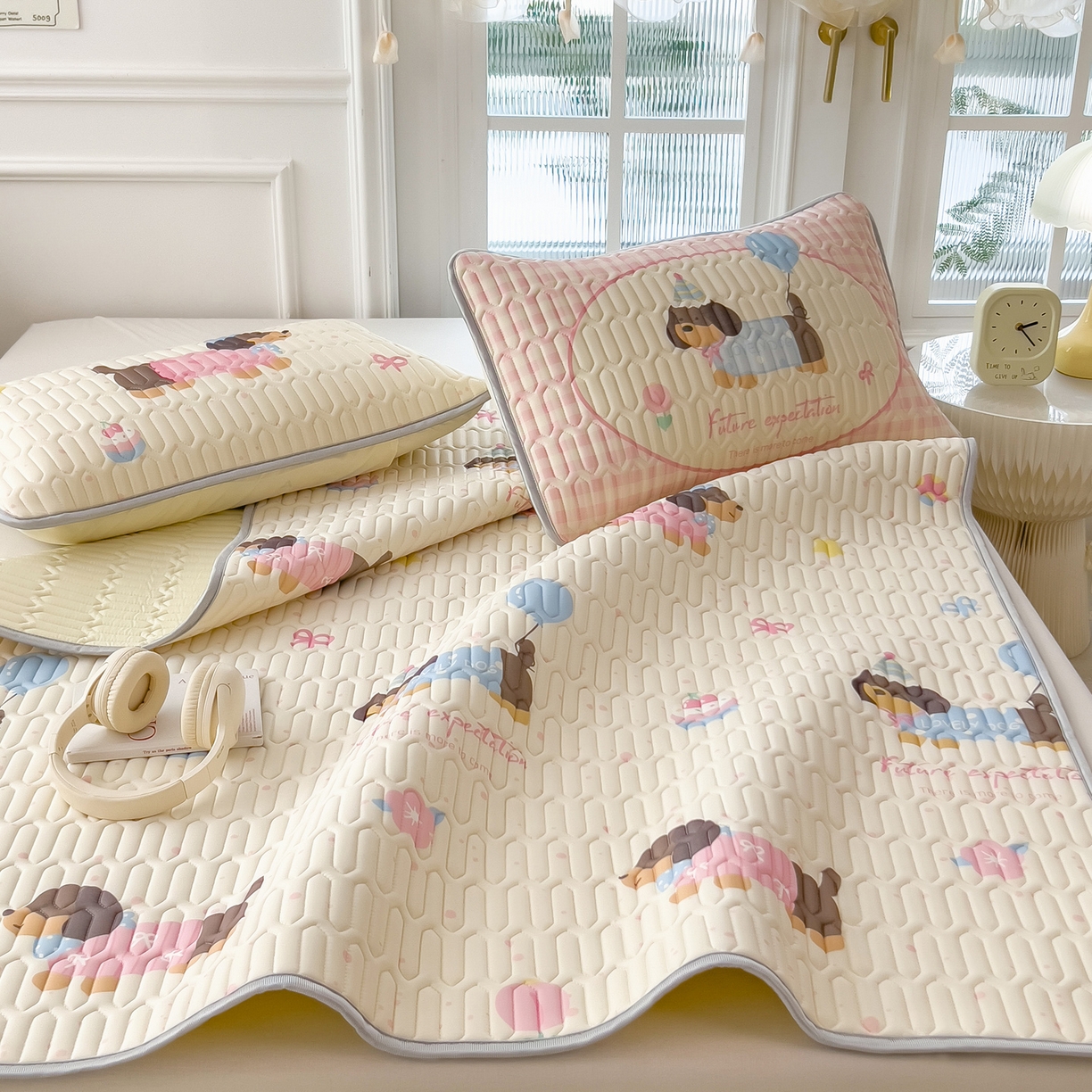 91家纺网 家纺一手货源 找家纺 摩妮卡 2026新款数码大版小清新乳胶凉席床席款三件套-场景二 俏皮汪星人