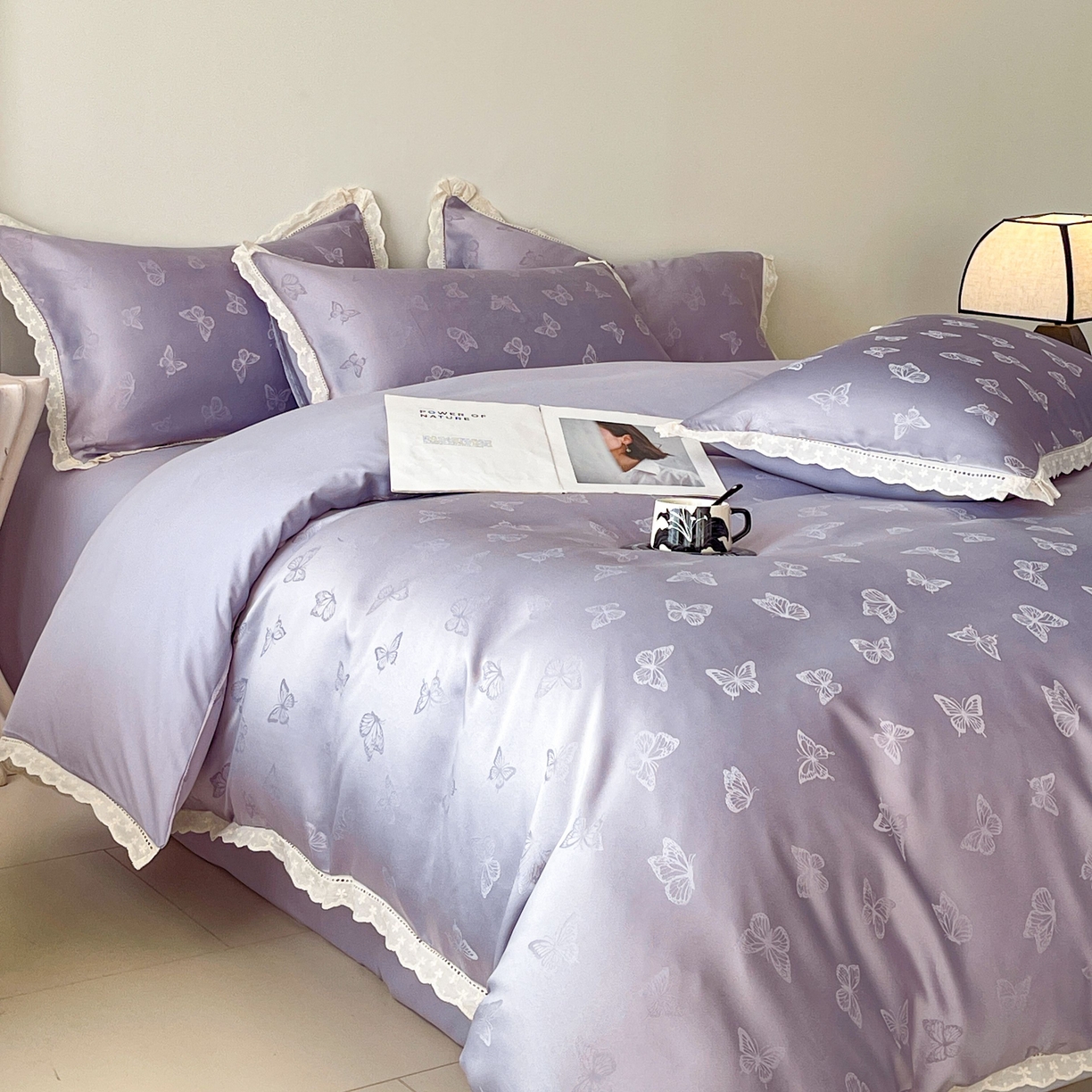 91家纺网 家纺一手货源 找家纺 大麦乐田 2026春夏新款贡缎提花花边双拼四件套 蝴蝶 初恋紫