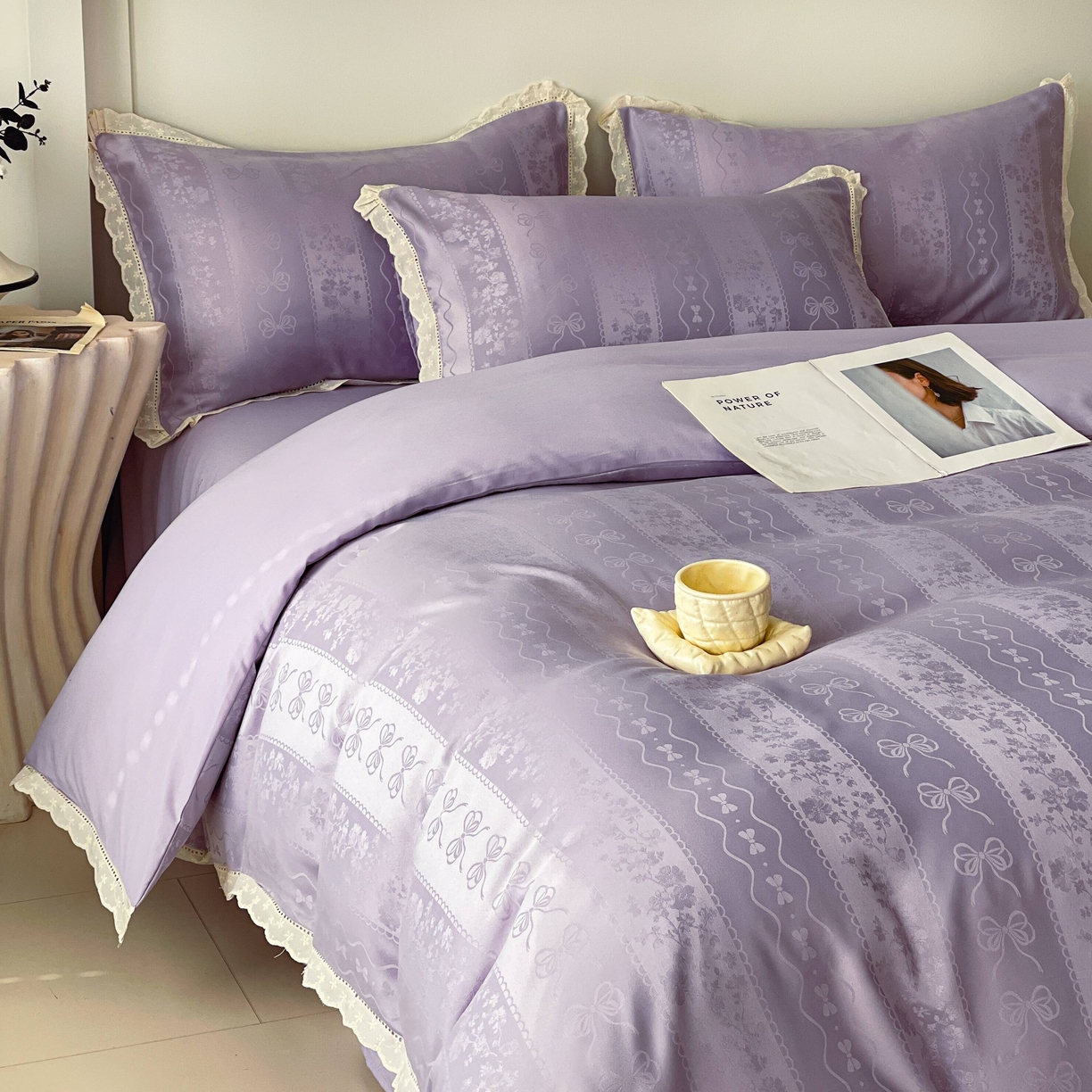 91家纺网 家纺一手货源 找家纺 大麦乐田 2026春夏新款贡缎提花花边双拼四件套 恬梦 初恋紫