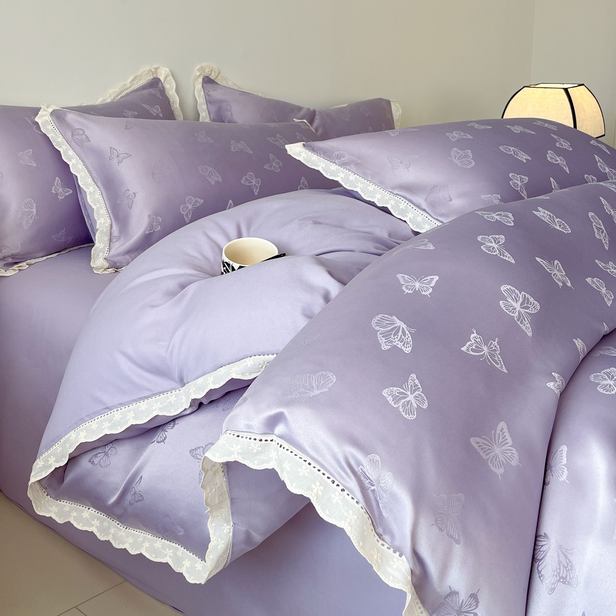 91家纺网 家纺一手货源 找家纺 大麦乐田 2026春夏新款贡缎提花花边双拼四件套 蝴蝶 初恋紫