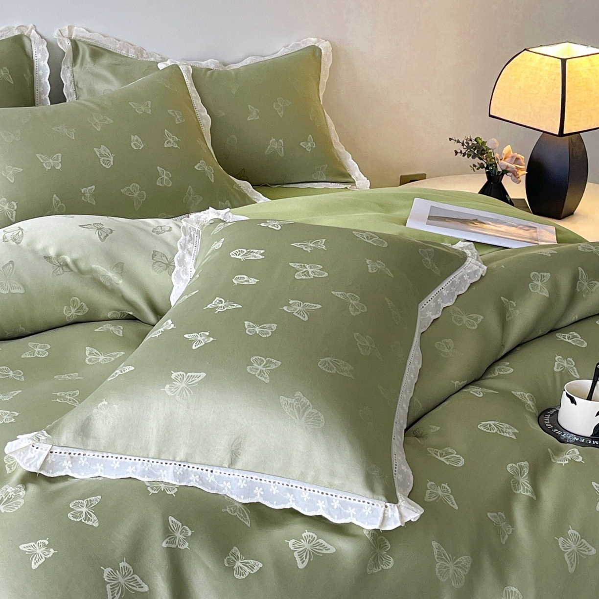 91家纺网 家纺一手货源 找家纺 大麦乐田 2026春夏新款贡缎提花花边双拼四件套 蝴蝶 抹茶绿