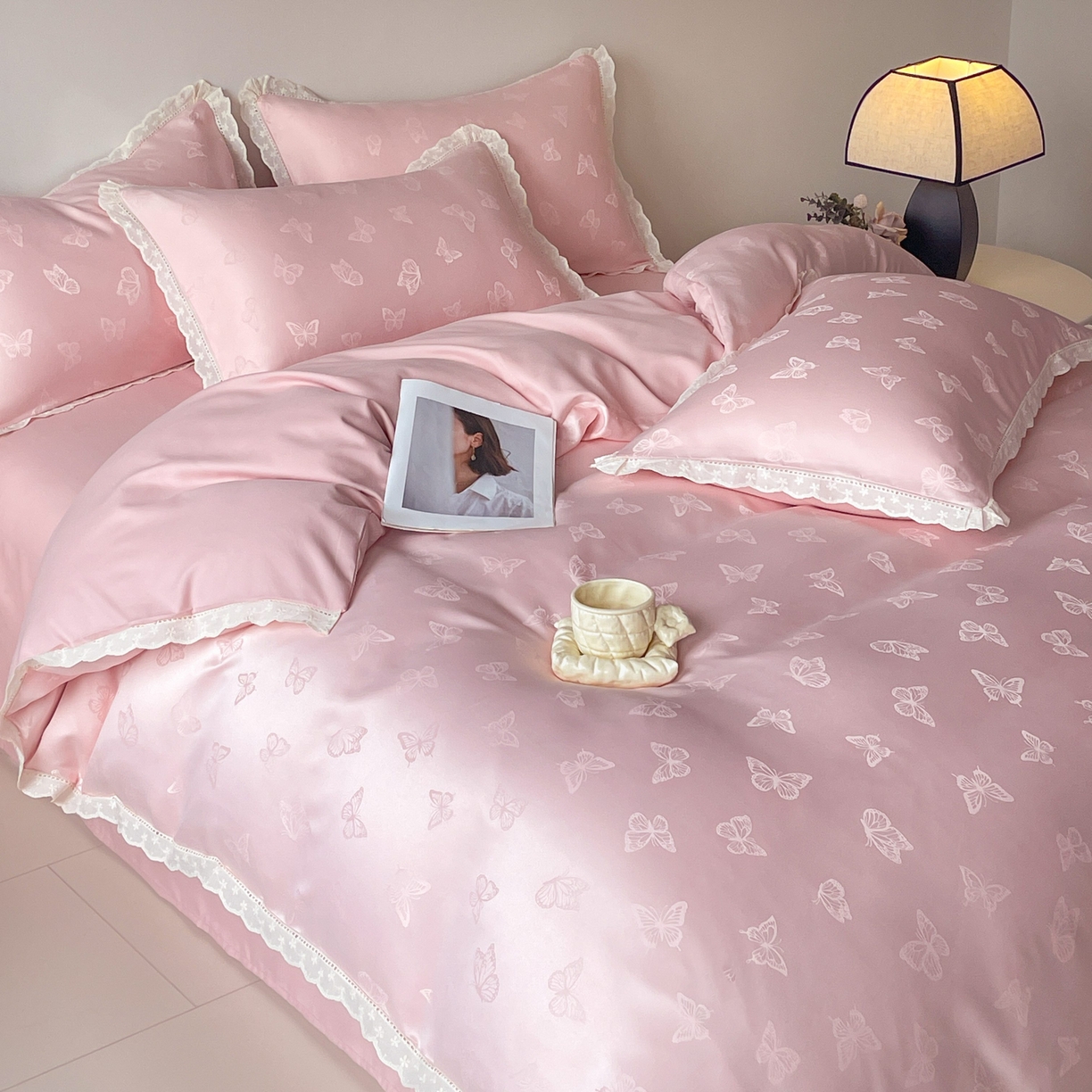 91家纺网 家纺一手货源 找家纺 大麦乐田 2026春夏新款贡缎提花花边双拼四件套 蝴蝶 香粉玉