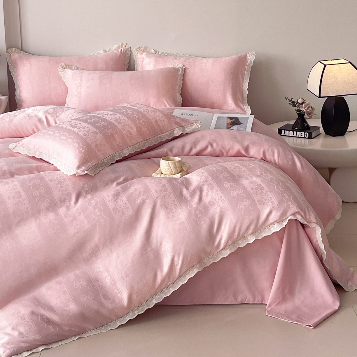 91家纺网 家纺一手货源 找家纺 大麦乐田 2026春夏新款贡缎提花花边双拼四件套 恬梦 香粉玉  