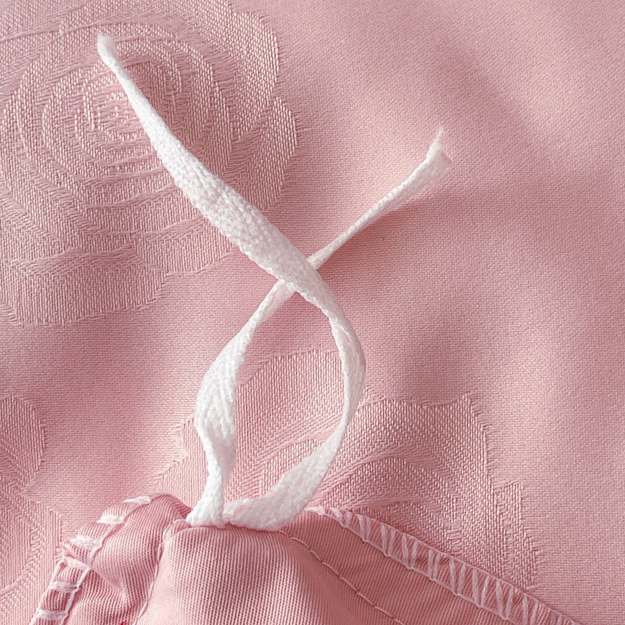 91家纺网 家纺一手货源 找家纺 大麦乐田 2026春夏新款贡缎提花花边双拼四件套 玫瑰 香粉玉