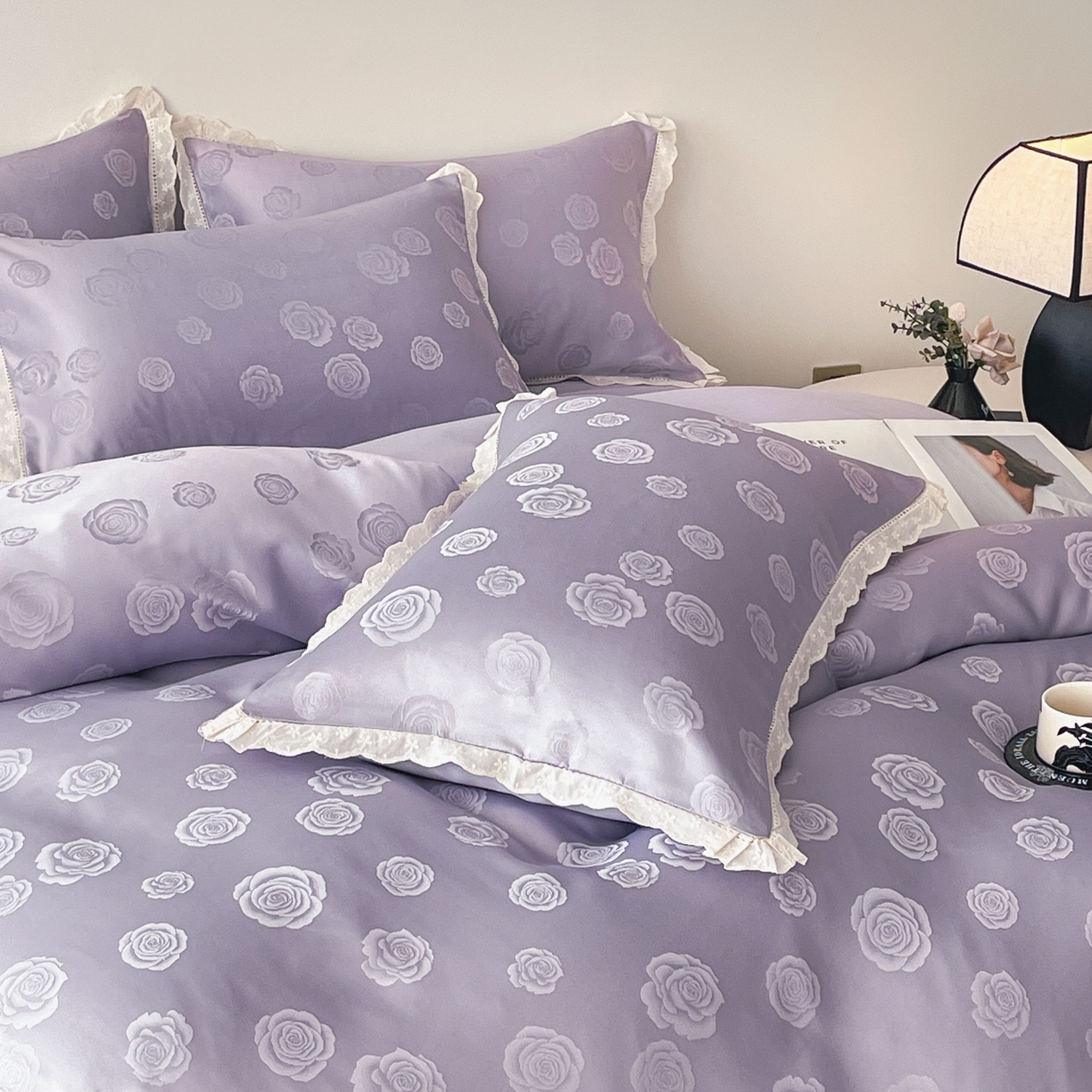 91家纺网 家纺一手货源 找家纺 大麦乐田 2026春夏新款贡缎提花花边双拼四件套 玫瑰 初恋紫