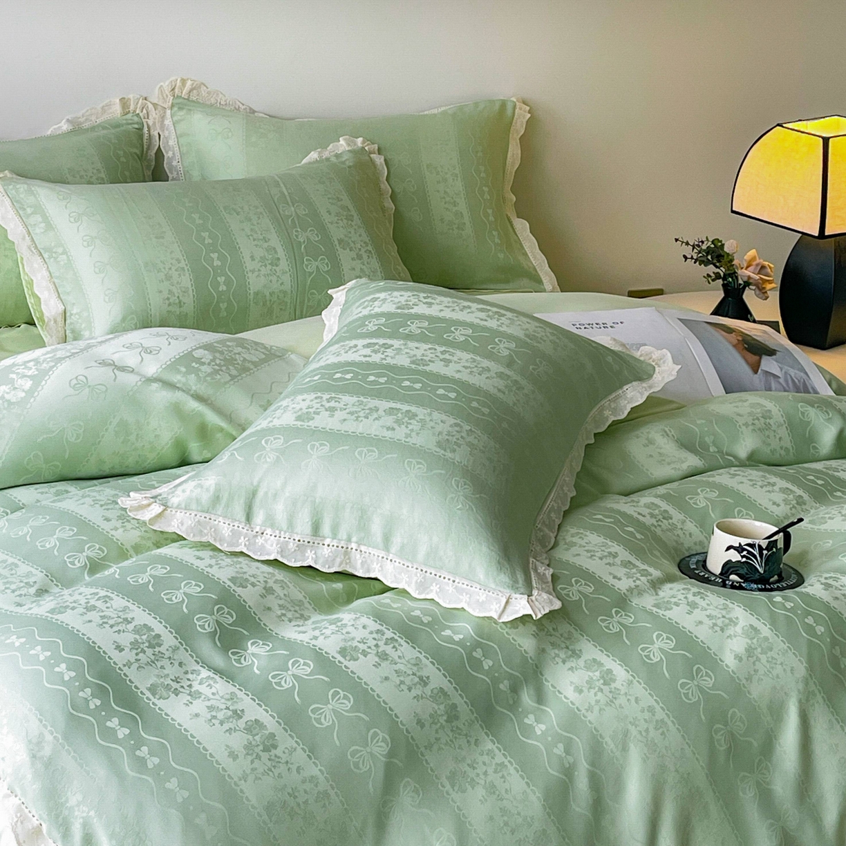 91家纺网 家纺一手货源 找家纺 大麦乐田 2026春夏新款贡缎提花花边双拼四件套 恬梦 奶油绿