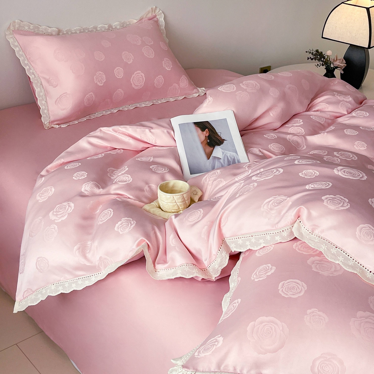 91家纺网 家纺一手货源 找家纺 大麦乐田 2026春夏新款贡缎提花花边双拼四件套 玫瑰 香粉玉