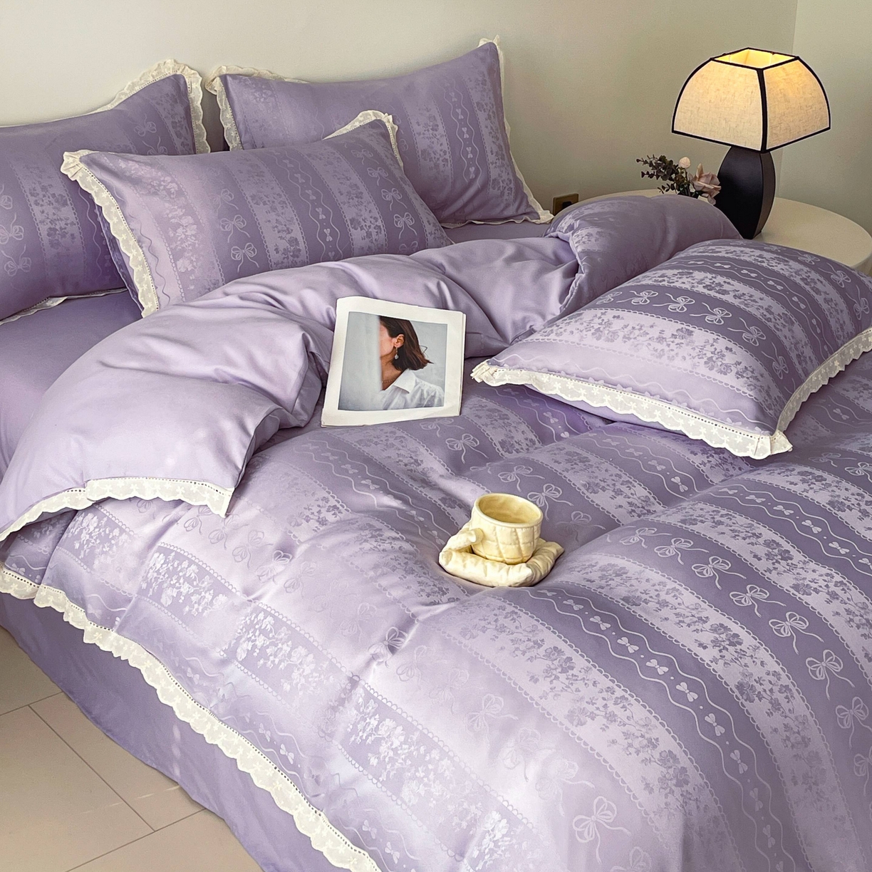 91家纺网 家纺一手货源 找家纺 大麦乐田 2026春夏新款贡缎提花花边双拼四件套 恬梦 初恋紫