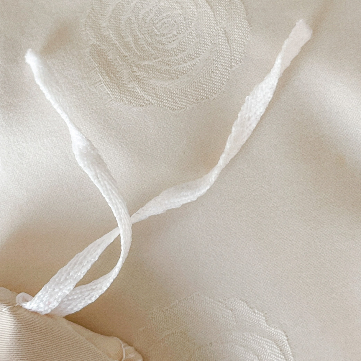 91家纺网 家纺一手货源 找家纺 大麦乐田 2026春夏新款贡缎提花花边双拼四件套 玫瑰 奶白米