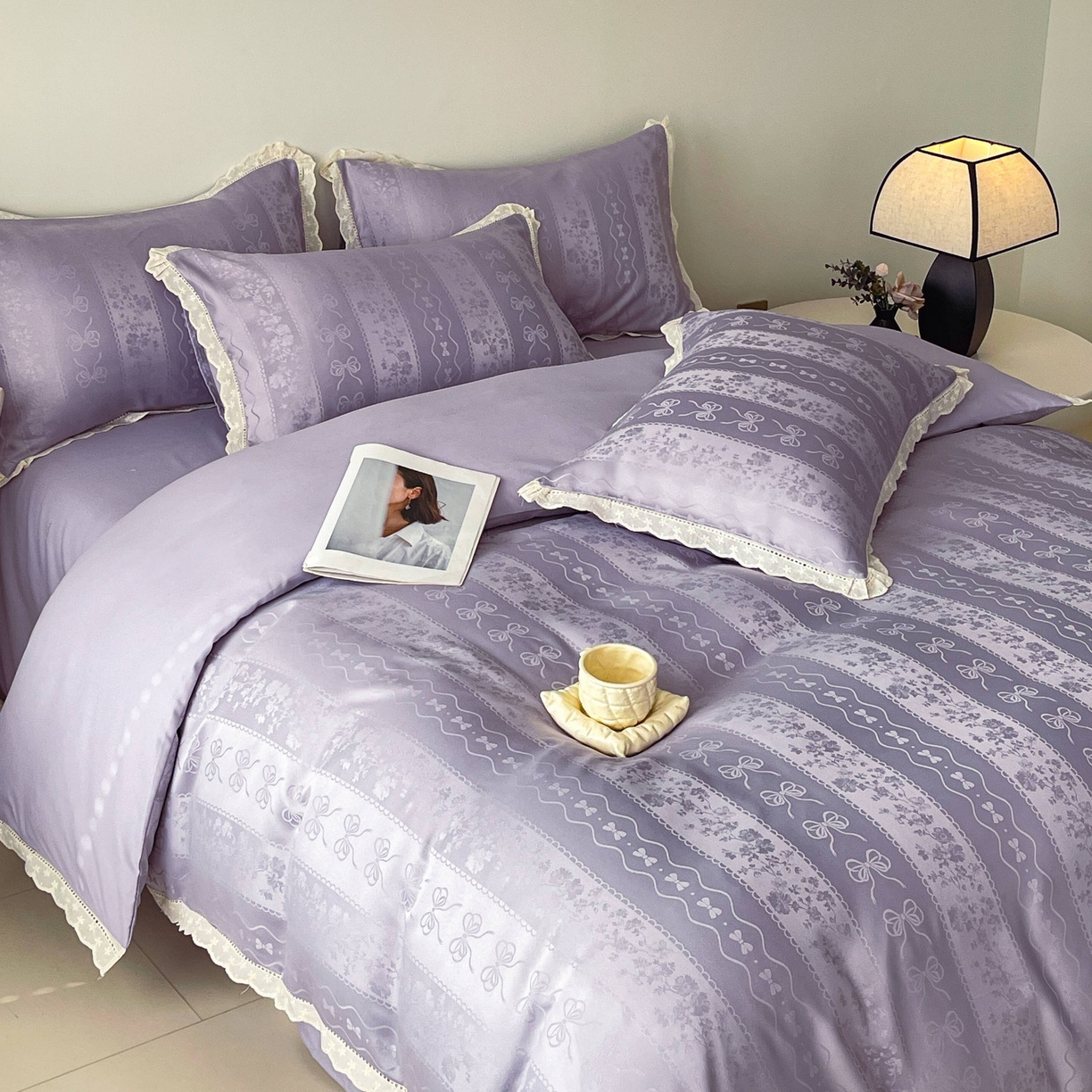 91家纺网 家纺一手货源 找家纺 大麦乐田 2026春夏新款贡缎提花花边双拼四件套 恬梦 初恋紫