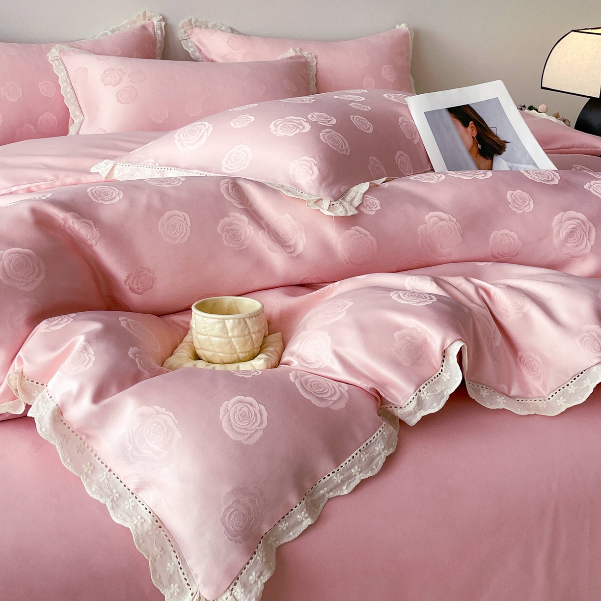 91家纺网 家纺一手货源 找家纺 大麦乐田 2026春夏新款贡缎提花花边双拼四件套 玫瑰 香粉玉